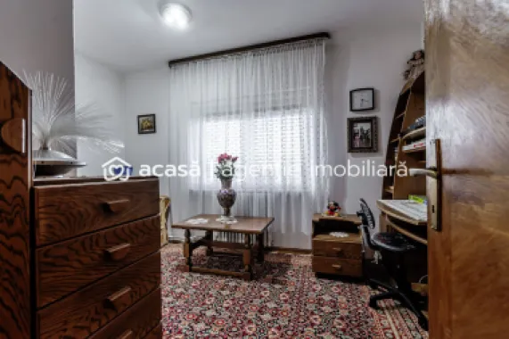 Casă din cărămidă cu 8 camere – zonă liniștită, LIPOVA