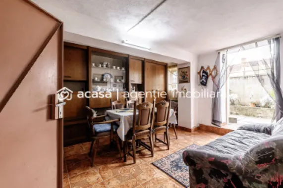 Casă din cărămidă cu 8 camere – zonă liniștită, LIPOVA