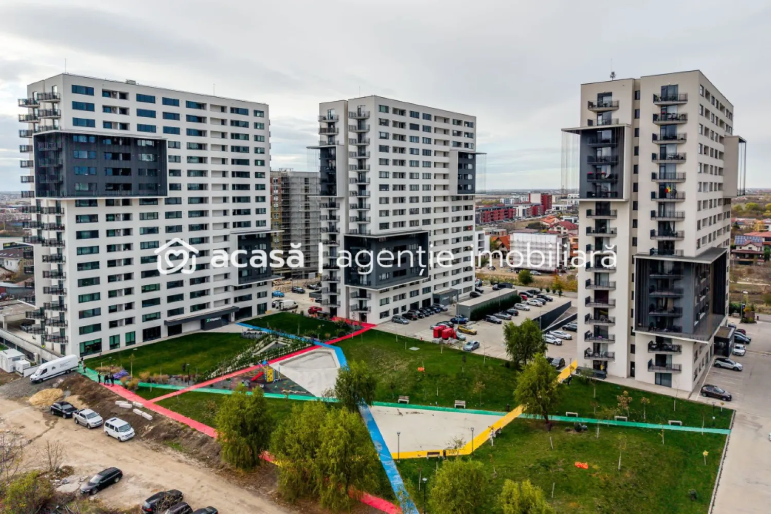 Apartament premium cu 3 camere X-City - direct de la dezvoltator - Apartament nou cu 3 camere în X-City Towers, Timișoara, la etajul 1, cu suprafață de 77 m², inclusiv balcon și logie. Spațiul este modern compartimentat, cu 2 băi, dressing și finisaje complete, obiecte sanitare incluse. Loc de parcare subteran inclus în preț. Ansamblul se află într-o zonă dinamică a Timișoarei, aproape de școli, centre comerciale, restaurante și spații verzi, oferind confort și un stil de viață echilibrat. Mută-te imediat într-un apartament sigur și modern în Timișoara, direct de la dezvoltator, fără comision. Contact: Lucian Marc – 0746 093 329, Consultant Imobiliar. }}