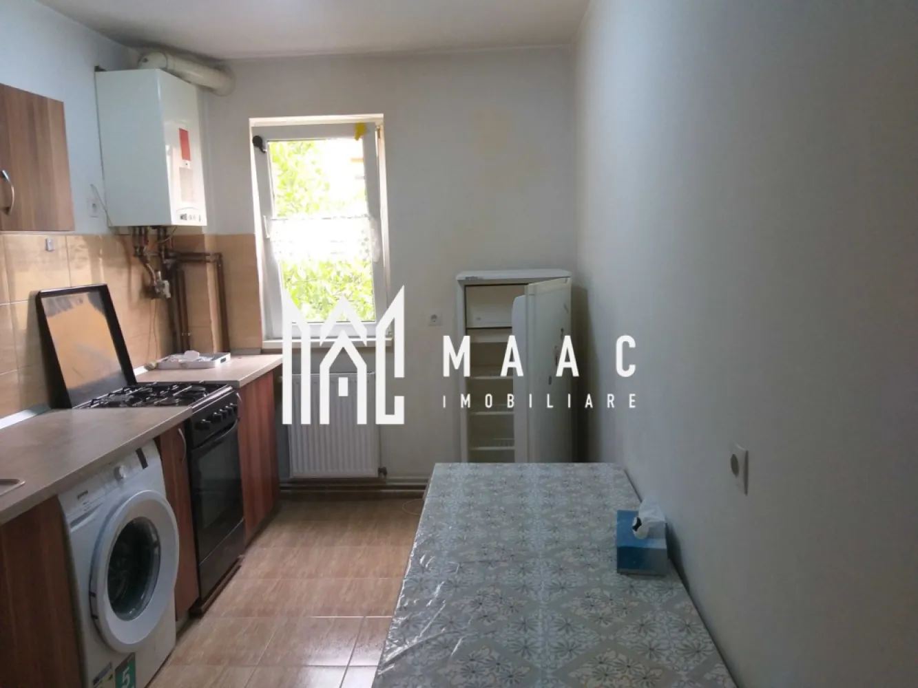 Apartament 2 Camere I Etaj 3 I Rahovei - Apartament cu 2 camere semidecomandate, situat la etajul 3 al unui imobil de pe strada Rahovei, vis-a-vis de Hotel Class. Detalii proprietate: Suprafață optim compartimentată Balcon închis Geam la baie Recent renovat: parchet din lemn masiv, geamuri termopan Dotări: Complet mobilat și utilat Mașină de spălat Frigider Centrală termică proprie Apartamentul este ideal pentru persoane care caută o locuință practică și confortabilă, într-o zonă accesibilă, cu toate facilitățile în apropiere. Pentru mai multe detalii, precizați telefonic că ați văzut anunțul cu ID: CP2816881 }}