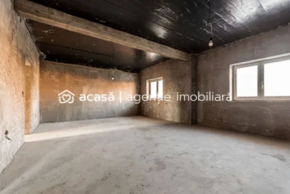 Casă nouă cu etaj semifinalizată în Aradul Nou