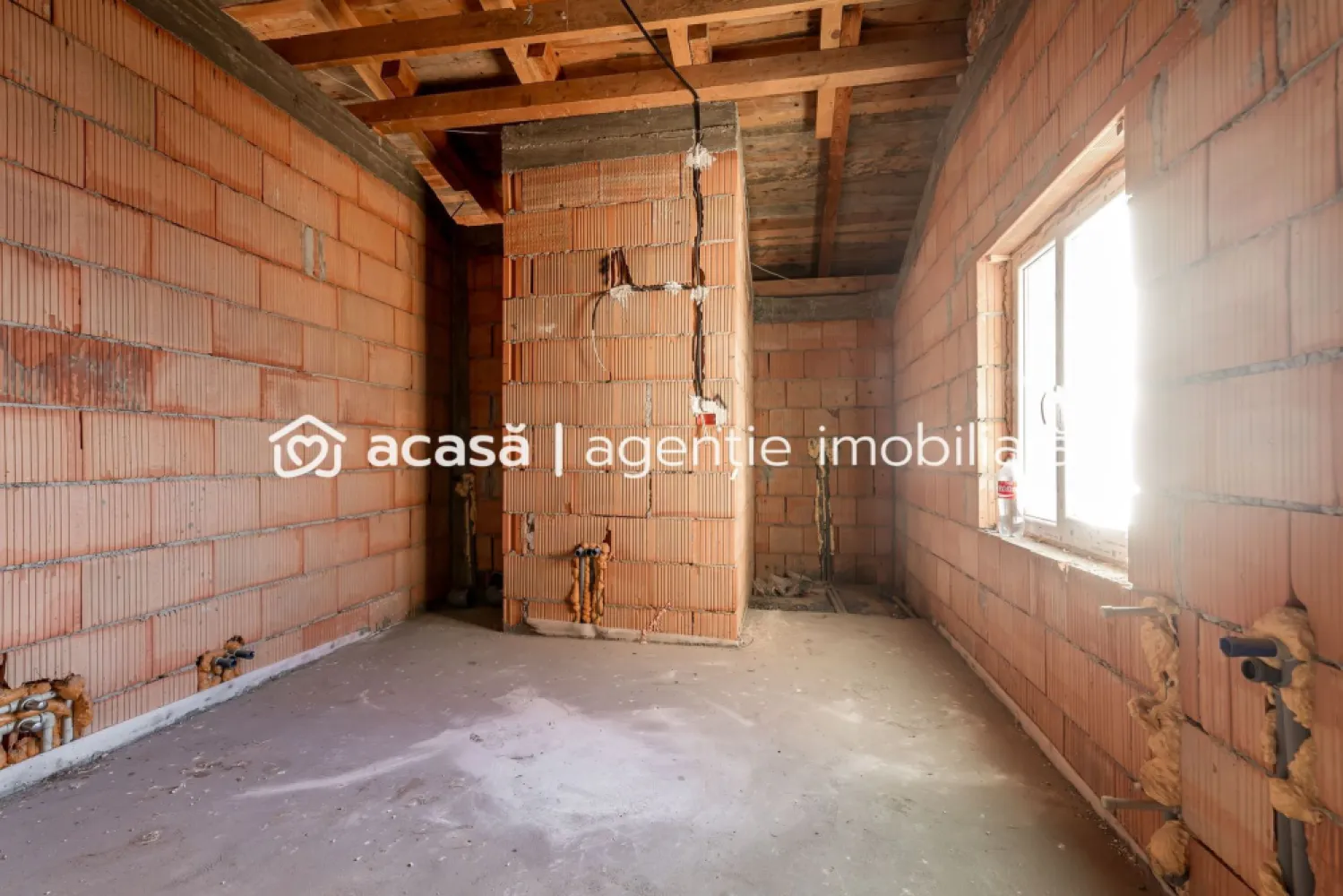 Casă nouă cu etaj semifinalizată în Aradul Nou