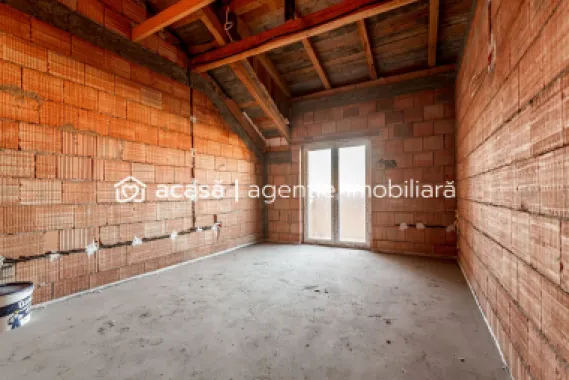 Casă nouă cu etaj semifinalizată în Aradul Nou