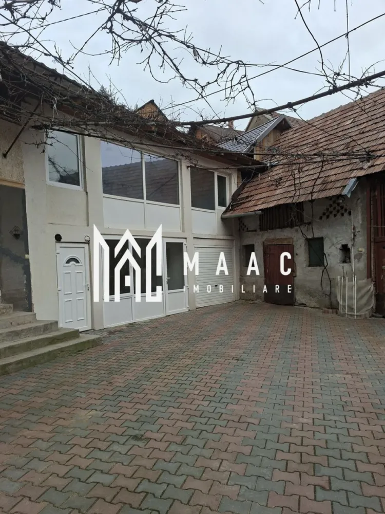Casă Spațioasă 7 Camere | 400 MPU | Curte Amenajată | Tălmacel - MAAC Imobiliare vă propune spre vânzare o casă generoasă, complet mobilată și utilată, situată în centrul localității Tălmacel, la aproximativ 20 km de Sibiu, într-o zonă liniștită, cu multă lumină naturală. Caracteristici principale • Suprafață utilă: aproximativ 400 mp • 7 camere spațioase • 2 băi • bucătărie + spații auxiliare Compartimentare și anexe • 2 pivnițe • 2 cămări • șură mare • garaj auto Dotări și utilități • centrală pe lemne + centrală pe gaz • canalizare și instalații recent realizate • curte pavată și amenajat Avantaje • se vinde complet mobilată și utilată • suprafață generoasă, ideală pentru familie mare sau investiție • poziționare centrală în sat • zonă liniștită, cu aer curat și peisaj natural Această proprietate este ideală pentru cei care își doresc spațiu, confort și liniște, departe de agitația orașului, dar cu acces facil către Sibiu. 📞 Pentru mai multe detalii sau pentru programarea unei vizionări, vă rugăm să ne contactați și să menționați ID-ul proprietății: CP2996310. }}