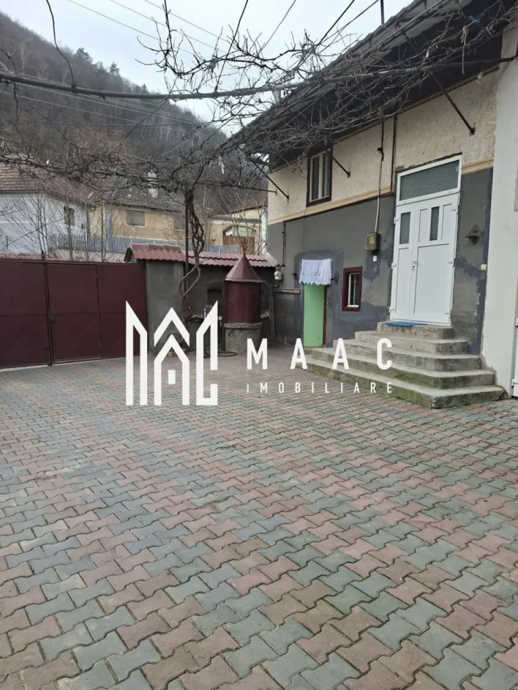 Casă Spațioasă 7 Camere | 400 MPU | Curte Amenajată | Tălmacel - MAAC Imobiliare vă propune spre vânzare o casă generoasă, complet mobilată și utilată, situată în centrul localității Tălmacel, la aproximativ 20 km de Sibiu, într-o zonă liniștită, cu multă lumină naturală. Caracteristici principale • Suprafață utilă: aproximativ 400 mp • 7 camere spațioase • 2 băi • bucătărie + spații auxiliare Compartimentare și anexe • 2 pivnițe • 2 cămări • șură mare • garaj auto Dotări și utilități • centrală pe lemne + centrală pe gaz • canalizare și instalații recent realizate • curte pavată și amenajat Avantaje • se vinde complet mobilată și utilată • suprafață generoasă, ideală pentru familie mare sau investiție • poziționare centrală în sat • zonă liniștită, cu aer curat și peisaj natural Această proprietate este ideală pentru cei care își doresc spațiu, confort și liniște, departe de agitația orașului, dar cu acces facil către Sibiu. 📞 Pentru mai multe detalii sau pentru programarea unei vizionări, vă rugăm să ne contactați și să menționați ID-ul proprietății: CP2996310. }}