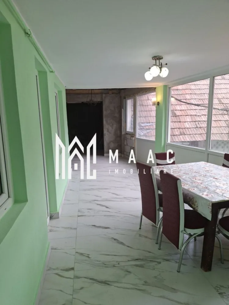 Casă Spațioasă 7 Camere | 400 MPU | Curte Amenajată | Tălmacel - MAAC Imobiliare vă propune spre vânzare o casă generoasă, complet mobilată și utilată, situată în centrul localității Tălmacel, la aproximativ 20 km de Sibiu, într-o zonă liniștită, cu multă lumină naturală. Caracteristici principale • Suprafață utilă: aproximativ 400 mp • 7 camere spațioase • 2 băi • bucătărie + spații auxiliare Compartimentare și anexe • 2 pivnițe • 2 cămări • șură mare • garaj auto Dotări și utilități • centrală pe lemne + centrală pe gaz • canalizare și instalații recent realizate • curte pavată și amenajat Avantaje • se vinde complet mobilată și utilată • suprafață generoasă, ideală pentru familie mare sau investiție • poziționare centrală în sat • zonă liniștită, cu aer curat și peisaj natural Această proprietate este ideală pentru cei care își doresc spațiu, confort și liniște, departe de agitația orașului, dar cu acces facil către Sibiu. 📞 Pentru mai multe detalii sau pentru programarea unei vizionări, vă rugăm să ne contactați și să menționați ID-ul proprietății: CP2996310. }}