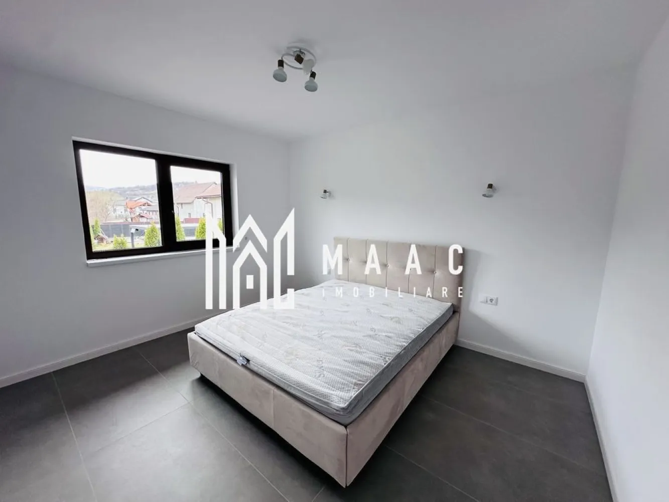 Casă 5 Camere | 120 MPU | Teren 427 MP | Cisnădie - MAAC Imobiliare vă propune spre închiriere o casă individuală, construcție nouă, situată într-o zonă liniștită, aproape de centru, școli, grădinițe și principalele puncte de interes. Proprietatea este amplasată pe un teren de 427 mp și dispune de o suprafață utilă de 120 mp, fiind ideală pentru o familie. Compartimentare Parter • hol de acces • living spațios cu zonă de dining • bucătărie open-space • dormitor / birou • baie • debara sub scară Etaj • 3 dormitoare • baie Avantaje • construcție nouă • curte generoasă, ideală pentru relaxare • compartimentare practică și aerisită • acces rapid către facilități și zone de interes Această locuință oferă un echilibru perfect între confort, spațiu și liniște, fiind alegerea ideală pentru o familie. 📞 Pentru mai multe detalii sau pentru programarea unei vizionări, vă rugăm să ne contactați și să menționați ID-ul proprietății: CP2994560 }}