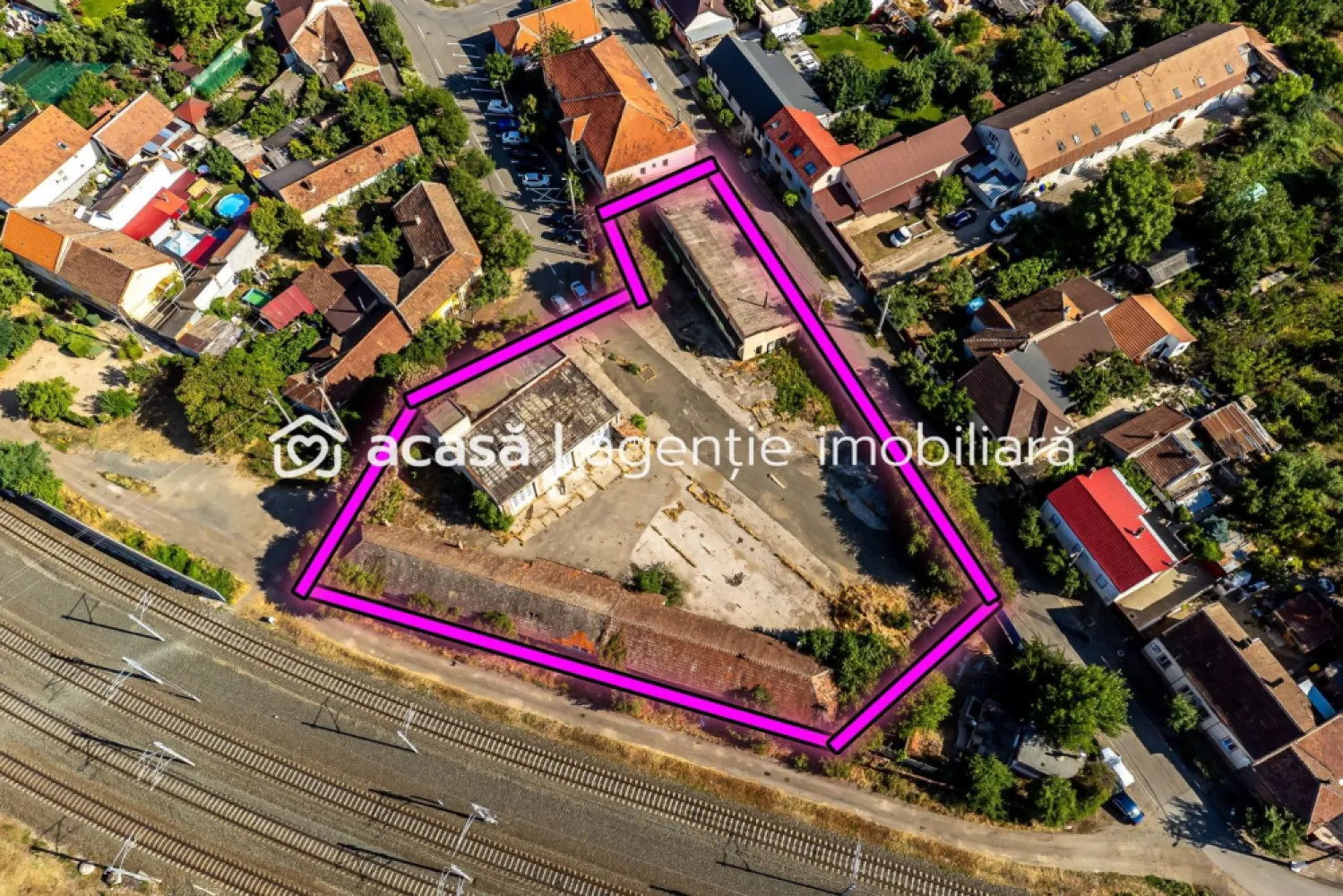 Pret nou! Teren 3151 mp aproape de centrul Aradului - Situat într-o zonă strategică, aproape de centrul orașului, acest spațiu comercial oferă versatilitate, vizibilitate și acces ușor – ideal pentru dezvoltare comercială, logistică sau chiar un mic condominiu. Construcții existente: 1280 mp Teren: 3151 mp Stradă înfundată, trafic redus – perfect pentru activități care necesită discreție și liniște Utilități complete disponibile Acces facil din mai multe puncte ale orașului Potrivit pentru: showroom, spațiu logistic, clinici, birouri, proiect rezidențial Preț: 399.000 euro + TVA Comision 0% pentru cumpărător Investiție cu potențial uriaș de dezvoltare într-o zonă centrală cu cerere în creștere. Pentru detalii și vizionare: Sebastian Nica – 0722 252 639 Nu dispui de toată suma? Te ajutăm noi gratuit! Îți obținem oferte de la 16 bănci. Ai o proprietate de vânzare în Arad și vrei să știi cât valorează cu adevărat? Sună-mă pentru o evaluare gratuită, fără obligații. Birou: ACASĂ | Agenție imobiliară Arad Bulevardul Decebal 2, Arad 310133 Cod proprietate: CP2571329 }}