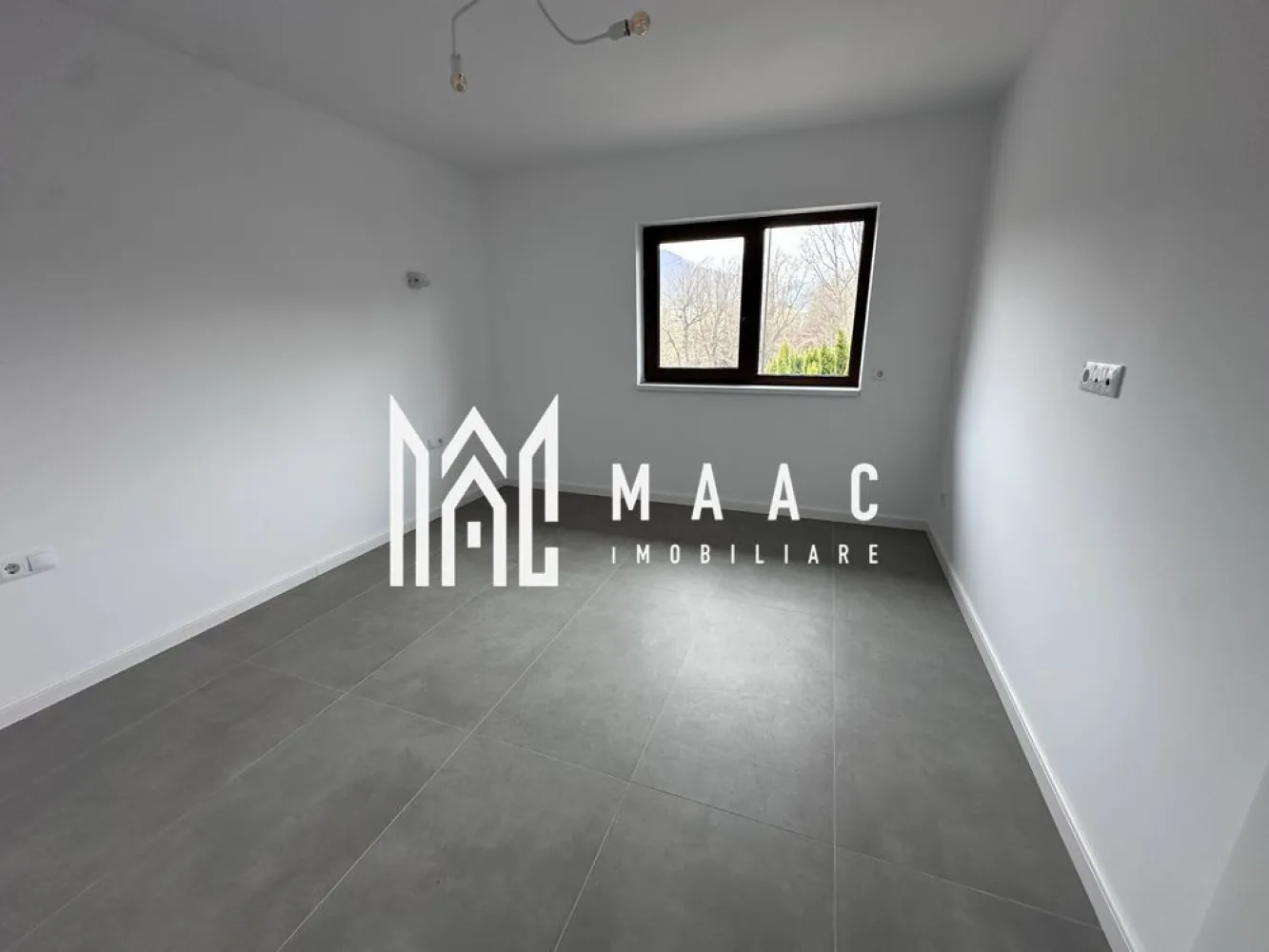 Casa de vanzare in Cisnadie - Persoană fizică vând casă, construcție nouă în Cisnădie, str Lungă, aproape de centru, școli grădinițe și principalele puncte de interes. Casa este situate pe un teren în suprafață de 427 mp și are o suprafață utilă de 120mp. La parter este compusă din hol de acces, baie, dormitor/birou, bucătărie open space (poate fi închisă), debara sub scări și living cu dinning iar în zona de etaj regăsim 1 dormitor matrimonial cu baie proprie/dressing room, 2 dormitoare și 1 baie. Aceasta proprietate se predă mobilată și utilată, exact cum este prezentată în fotografii. }}