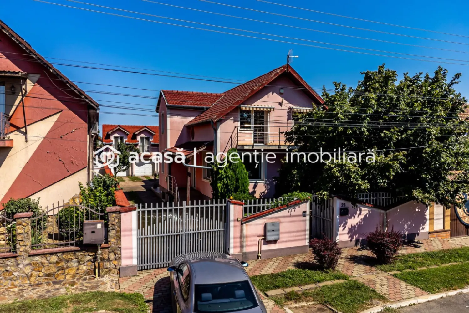 Vilă cu 6 camere în zona rezidențială - Poltura - Casă de vânzare – 6 camere, zonă rezidențială in Arad Preț nou: 239.000 euro | Comision 0% O proprietate versatilă, ideală pentru diverse stiluri de viață și nevoi: - familie numeroasă, care are nevoie de spațiu și confort. - familie cu copii adolescenți, care își doresc intimitate și propriile spații. - familie care vrea să-și țină aproape seniorii, oferindu-le în același timp un spațiu privat și confortabil. - investitori sau proprietari care caută venit suplimentar, prin transformarea unor spații în unități de închiriat sau pentru regim hotelier / Airbnb. Detalii proprietate: 6 camere spațioase, bine compartimentate, toate decomandate Suprafață și compartimentare care permit intimitate și flexibilitate Zonă rezidențială liniștită, aproape de oraș și de drumurile principale cu multiple cai de acces Această casă oferă intimitate, confort și versatilitate, fiind o alegere inspirată atât pentru locuință personală, cât și pentru investiție. Pentru detalii și vizionare: Sebastian Nica – 0722 252 639 Nu dispui de toată suma? Te ajutăm noi gratuit! Îți obținem oferte de la 16 bănci. Ai o proprietate de vânzare în Arad și vrei să știi cât valorează cu adevărat? Sună-mă pentru o evaluare gratuită, fără obligații. Birou: ACASĂ | Agenție imobiliară Arad Bulevardul Decebal 2, Arad 310133 Cod proprietate: CP2668853 }}