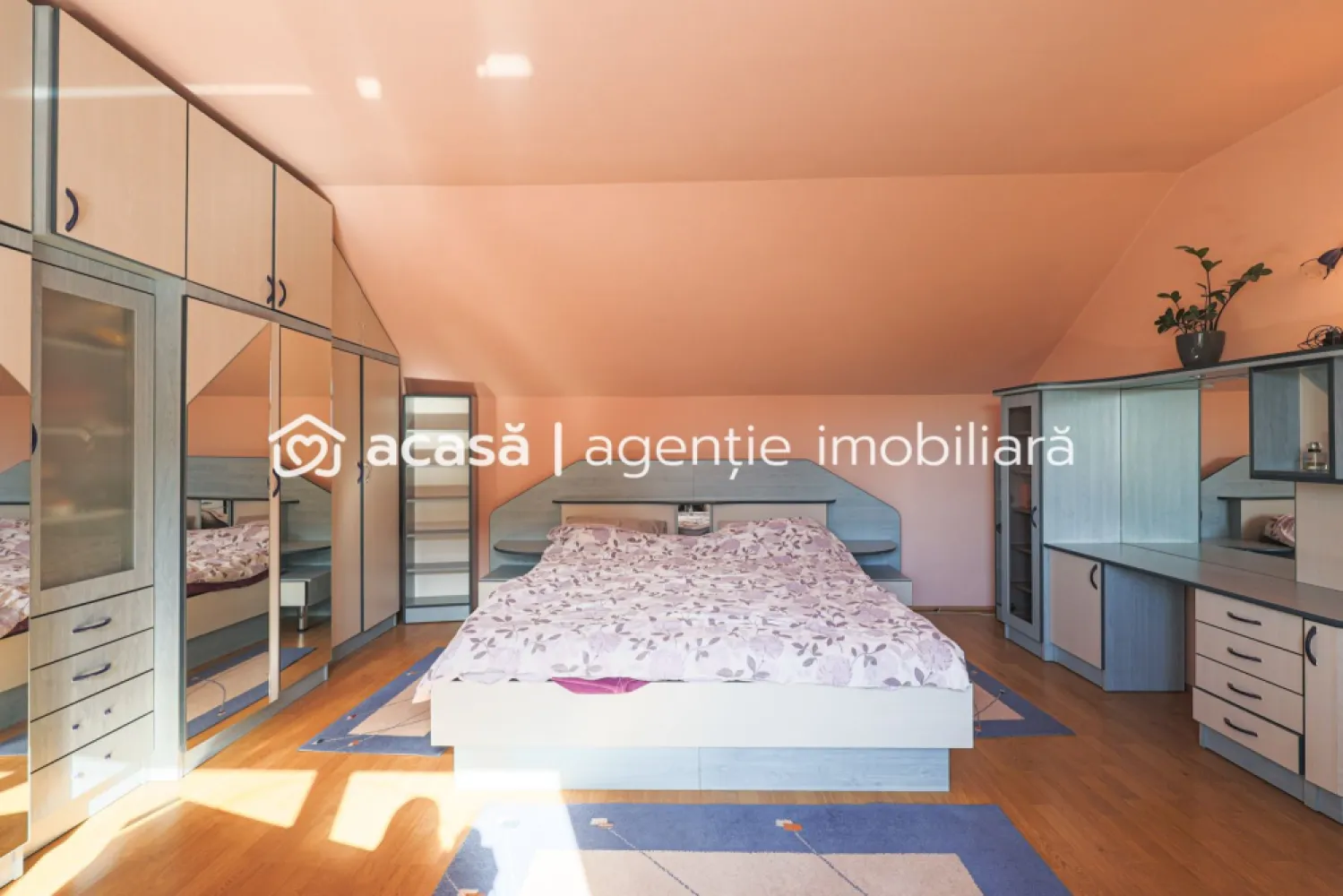 Vilă cu 6 camere în zona rezidențială - Poltura - Casă de vânzare – 6 camere, zonă rezidențială in Arad Preț nou: 239.000 euro | Comision 0% O proprietate versatilă, ideală pentru diverse stiluri de viață și nevoi: - familie numeroasă, care are nevoie de spațiu și confort. - familie cu copii adolescenți, care își doresc intimitate și propriile spații. - familie care vrea să-și țină aproape seniorii, oferindu-le în același timp un spațiu privat și confortabil. - investitori sau proprietari care caută venit suplimentar, prin transformarea unor spații în unități de închiriat sau pentru regim hotelier / Airbnb. Detalii proprietate: 6 camere spațioase, bine compartimentate, toate decomandate Suprafață și compartimentare care permit intimitate și flexibilitate Zonă rezidențială liniștită, aproape de oraș și de drumurile principale cu multiple cai de acces Această casă oferă intimitate, confort și versatilitate, fiind o alegere inspirată atât pentru locuință personală, cât și pentru investiție. Pentru detalii și vizionare: Sebastian Nica – 0722 252 639 Nu dispui de toată suma? Te ajutăm noi gratuit! Îți obținem oferte de la 16 bănci. Ai o proprietate de vânzare în Arad și vrei să știi cât valorează cu adevărat? Sună-mă pentru o evaluare gratuită, fără obligații. Birou: ACASĂ | Agenție imobiliară Arad Bulevardul Decebal 2, Arad 310133 Cod proprietate: CP2668853 }}