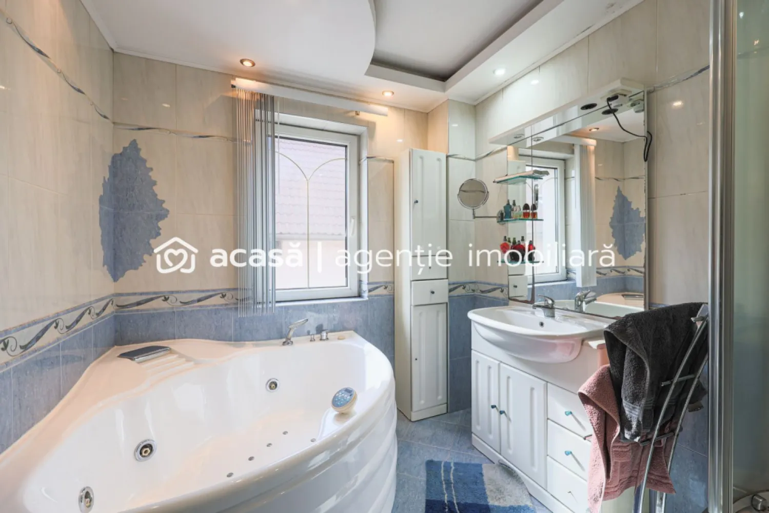 Vilă cu 6 camere în zona rezidențială - Poltura