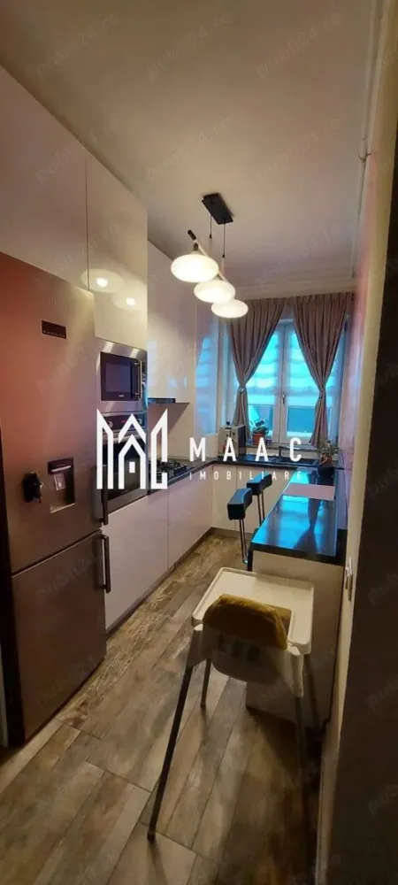 Apartament 3 camere | 54 MP | Grădină 35 mp | Cartier Kastani - MAAC Imobiliare vă propune spre vânzare un apartament modern cu 3 camere, situat la parter. Imobilul este construit în anul 2018 și beneficiază de o compartimentare eficientă, cu doar doi pereți exteriori, ceea ce contribuie la un confort termic ridicat. Caracteristici principale • Suprafață utilă: 54 mp • Grădină privată: aproximativ 35 mp • Parter • Loc de parcare inclus (în fața apartamentului) Compartimentare • living cu bucătărie open-space • 2 dormitoare • baie • hol de acces Accesul în grădină se face direct din dormitorul matrimonial, oferind un spațiu ideal pentru relaxare, zonă verde sau barbeque. Dotări și finisaje • încălzire în pardoseală (centrală nouă – ianuarie 2026) • tâmplărie PVC cu izolație termică și fonică • izolație exterioară cu polistiren de 10 cm și finisaj Caparol • finisaje interioare realizate cu produse Oskar și Caparol • mobilă realizată la comandă din MDF și PAL • uși interioare din lemn, realizate pe comandă • mochetă premium în dormitoare • gresie în living, bucătărie, baie și hol Orientare • dormitoarele: est (răsărit) • livingul, bucătăria și baia: vest (apus) Avantaj investițional Apartamentul este închiriat în prezent, cu contract valabil până la 05.12.2026, către o familie stabilă de aproximativ 3 ani, oferind posibilitatea de preluare a chiriașilor și generare imediată de venit. Alte avantaje • zonă liniștită, cartier nou • acces facil către punctele de interes din oraș • ideal atât pentru locuit, cât și pentru investiție Pentru mai multe detalii sau pentru programarea unei vizionări, vă rugăm să ne contactați și să menționați ID-ul proprietății: CP2982586. }}