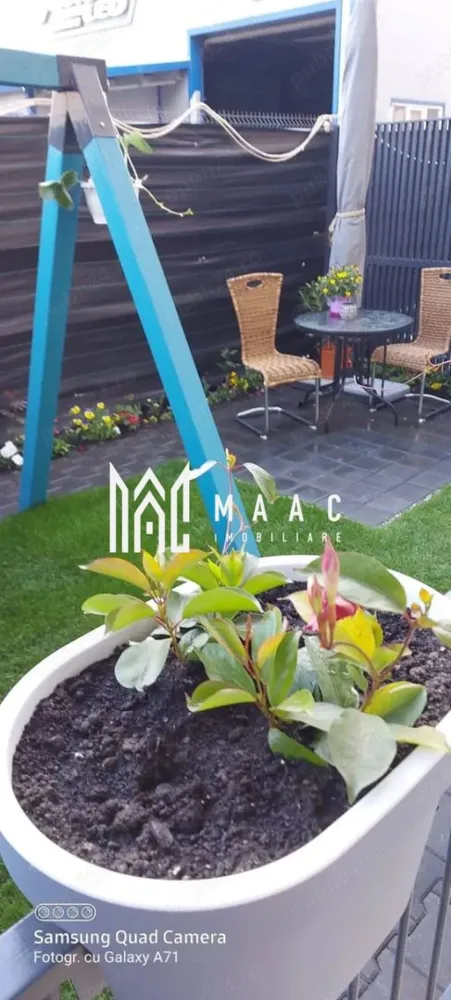 Apartament 3 camere | 54 MP | Grădină 35 mp | Cartier Kastani - MAAC Imobiliare vă propune spre vânzare un apartament modern cu 3 camere, situat la parter. Imobilul este construit în anul 2018 și beneficiază de o compartimentare eficientă, cu doar doi pereți exteriori, ceea ce contribuie la un confort termic ridicat. Caracteristici principale • Suprafață utilă: 54 mp • Grădină privată: aproximativ 35 mp • Parter • Loc de parcare inclus (în fața apartamentului) Compartimentare • living cu bucătărie open-space • 2 dormitoare • baie • hol de acces Accesul în grădină se face direct din dormitorul matrimonial, oferind un spațiu ideal pentru relaxare, zonă verde sau barbeque. Dotări și finisaje • încălzire în pardoseală (centrală nouă – ianuarie 2026) • tâmplărie PVC cu izolație termică și fonică • izolație exterioară cu polistiren de 10 cm și finisaj Caparol • finisaje interioare realizate cu produse Oskar și Caparol • mobilă realizată la comandă din MDF și PAL • uși interioare din lemn, realizate pe comandă • mochetă premium în dormitoare • gresie în living, bucătărie, baie și hol Orientare • dormitoarele: est (răsărit) • livingul, bucătăria și baia: vest (apus) Avantaj investițional Apartamentul este închiriat în prezent, cu contract valabil până la 05.12.2026, către o familie stabilă de aproximativ 3 ani, oferind posibilitatea de preluare a chiriașilor și generare imediată de venit. Alte avantaje • zonă liniștită, cartier nou • acces facil către punctele de interes din oraș • ideal atât pentru locuit, cât și pentru investiție Pentru mai multe detalii sau pentru programarea unei vizionări, vă rugăm să ne contactați și să menționați ID-ul proprietății: CP2982586. }}