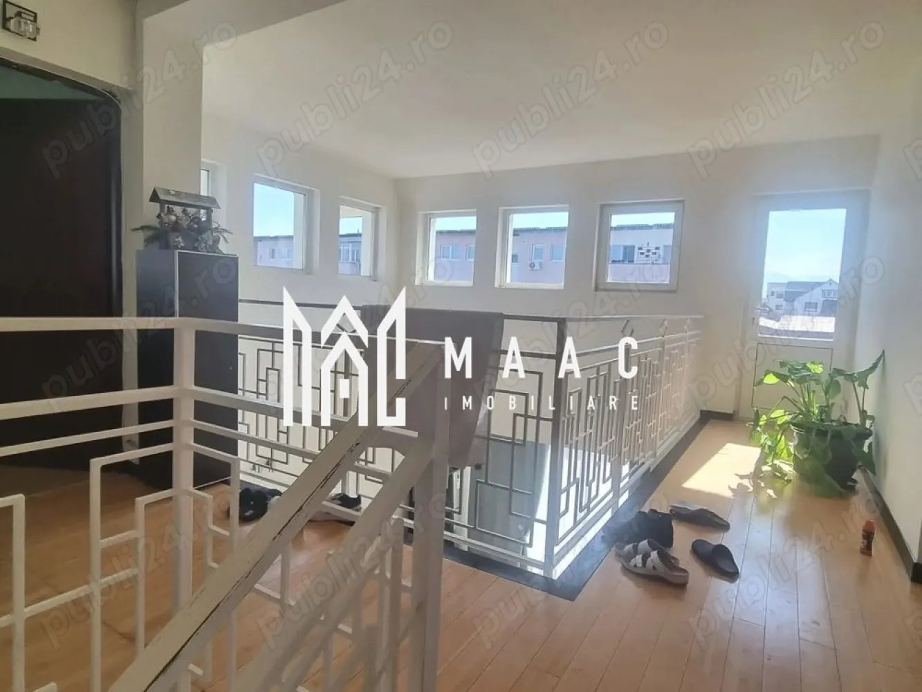 Casă Individuală | 240 mp construiți | Teren 500 MP - MAAC Imobiliare vă propune o proprietate versatilă și inteligent compartimentată, ideală atât pentru locuință, cât și pentru investiție, situată într-o zonă în dezvoltare din Sibiu. Imobilul este format din două apartamente distincte, oferind flexibilitate maximă: locuire proprie + închiriere sau vânzare. Structură proprietate Apartament 1 – 82 mp (la stadiul de alb) • încălzire în pardoseală (parțial instalată) • posibilitate de personalizare completă (finisaje, materiale, design) • ideal pentru locuință personală, birou sau investiție Apartament 2 – 158 mp (finalizat) • complet amenajat și gata de locuit • spațios și luminos • living cu zonă open-space și volum generos Date generale • suprafață construită totală: 240 mp • teren: 500 mp • compartimentare totală: 9 camere, 3 băi • regim de înălțime: parter + etaj Curte și exterior • teren generos de 500 mp, ideal pentru relaxare • spațiu pentru grădină, zonă de barbeque sau loc de joacă • perfect pentru familii cu copii sau animale de companie Avantaje cheie • concept 2 în 1: locuiești într-un apartament și îl închiriezi sau vinzi pe celălalt • compartimentare aerisită și practică • zonă nouă, în dezvoltare, cu toate utilitățile • infrastructură recent modernizată • oportunitate de personalizare (în special pentru apartamentul de 82 mp) Această proprietate este alegerea ideală pentru cei care caută flexibilitate, spațiu și potențial investițional, într-o zonă în plină dezvoltare. 📞 Pentru mai multe detalii sau pentru programarea unei vizionări, vă rugăm să ne contactați și să menționați ID-ul proprietății: CP2952974. }}