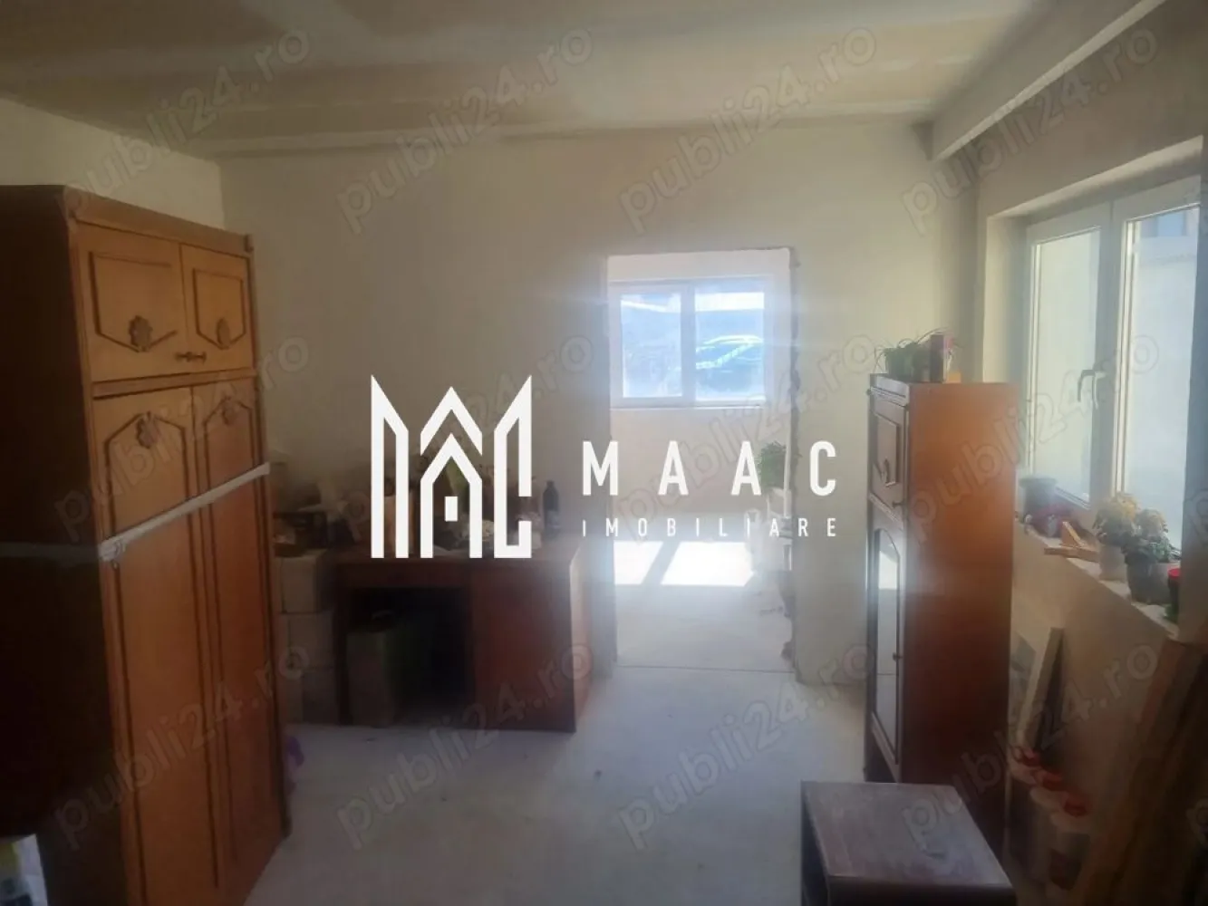 Casă Individuală | 240 mp construiți | Teren 500 MP - MAAC Imobiliare vă propune o proprietate versatilă și inteligent compartimentată, ideală atât pentru locuință, cât și pentru investiție, situată într-o zonă în dezvoltare din Sibiu. Imobilul este format din două apartamente distincte, oferind flexibilitate maximă: locuire proprie + închiriere sau vânzare. Structură proprietate Apartament 1 – 82 mp (la stadiul de alb) • încălzire în pardoseală (parțial instalată) • posibilitate de personalizare completă (finisaje, materiale, design) • ideal pentru locuință personală, birou sau investiție Apartament 2 – 158 mp (finalizat) • complet amenajat și gata de locuit • spațios și luminos • living cu zonă open-space și volum generos Date generale • suprafață construită totală: 240 mp • teren: 500 mp • compartimentare totală: 9 camere, 3 băi • regim de înălțime: parter + etaj Curte și exterior • teren generos de 500 mp, ideal pentru relaxare • spațiu pentru grădină, zonă de barbeque sau loc de joacă • perfect pentru familii cu copii sau animale de companie Avantaje cheie • concept 2 în 1: locuiești într-un apartament și îl închiriezi sau vinzi pe celălalt • compartimentare aerisită și practică • zonă nouă, în dezvoltare, cu toate utilitățile • infrastructură recent modernizată • oportunitate de personalizare (în special pentru apartamentul de 82 mp) Această proprietate este alegerea ideală pentru cei care caută flexibilitate, spațiu și potențial investițional, într-o zonă în plină dezvoltare. 📞 Pentru mai multe detalii sau pentru programarea unei vizionări, vă rugăm să ne contactați și să menționați ID-ul proprietății: CP2952974. }}