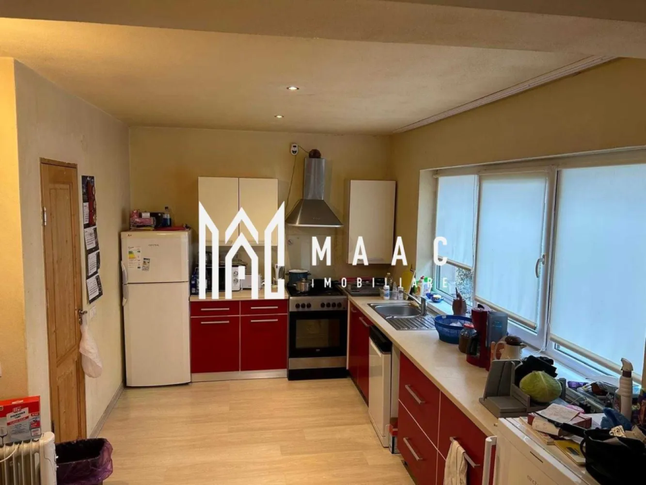 Casă 4 camere-116 mp utili | Sura Mică – Cartier Modern - MAAC Imobiliare vă propune spre vânzare, o casă modernă situată într-un cartier nou în plină dezvoltare din Sura Mică. Construită în 2017, locuința este luminoasă și bine împărțită, aflată într-o zonă liniștită, ideală pentru familii care caută confort, siguranță. Construită pe un singur nivel, casa oferă posibilitatea de mansardare, oferind oportunitatea de extindere ulterioară a spațiului. Locuinta cuprinde: 3 dormitoare, living & bucătărie open space (cca 44mp), 2 bai, terasă orientată sud-vest. In apropiere -scoală, grădiniță, sală de sport, teren de fotbal, centre comerciale, etc Cartier liniștit cu infrastructură modernă. Se vinde parțial mobilată/utilata. Apropiere de zonele industriale. Zona Industrială Vest Sibiu — foarte aproape Zona Industrială Ocna Sibiului — acces rapid Zona Industrială Sura Mică — în imediata apropiere Pentru mai multe detalii precizati telefonic ca ati vazut anuntul cu ID:CP2816491 }}