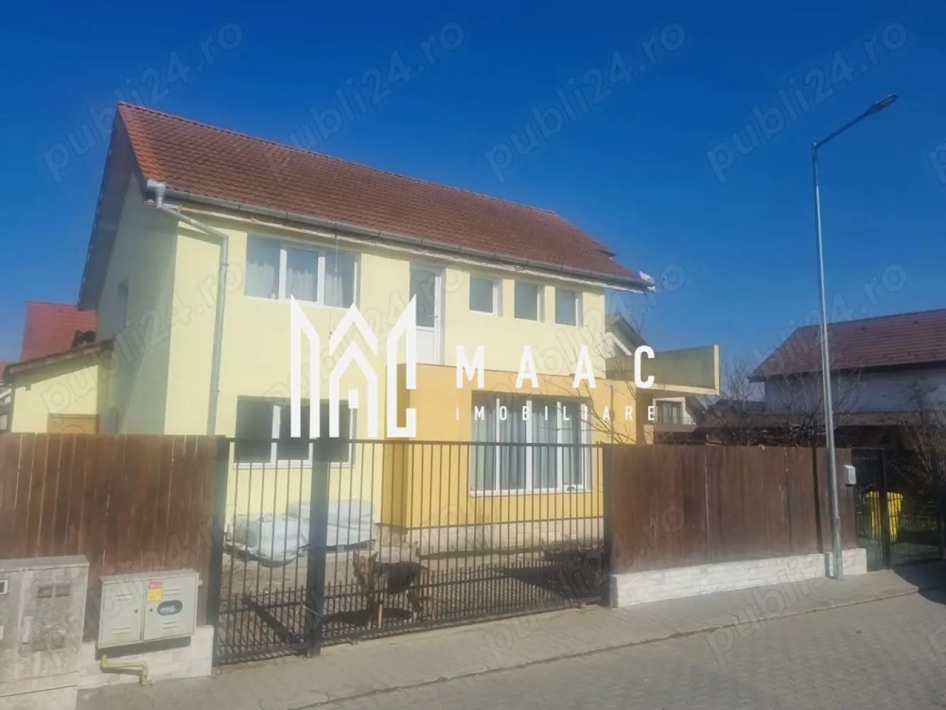 Casă Individuală | 240 mp construiți | Teren 500 MP - MAAC Imobiliare vă propune o proprietate versatilă și inteligent compartimentată, ideală atât pentru locuință, cât și pentru investiție, situată într-o zonă în dezvoltare din Sibiu. Imobilul este format din două apartamente distincte, oferind flexibilitate maximă: locuire proprie + închiriere sau vânzare. Structură proprietate Apartament 1 – 82 mp (la stadiul de alb) • încălzire în pardoseală (parțial instalată) • posibilitate de personalizare completă (finisaje, materiale, design) • ideal pentru locuință personală, birou sau investiție Apartament 2 – 158 mp (finalizat) • complet amenajat și gata de locuit • spațios și luminos • living cu zonă open-space și volum generos Date generale • suprafață construită totală: 240 mp • teren: 500 mp • compartimentare totală: 9 camere, 3 băi • regim de înălțime: parter + etaj Curte și exterior • teren generos de 500 mp, ideal pentru relaxare • spațiu pentru grădină, zonă de barbeque sau loc de joacă • perfect pentru familii cu copii sau animale de companie Avantaje cheie • concept 2 în 1: locuiești într-un apartament și îl închiriezi sau vinzi pe celălalt • compartimentare aerisită și practică • zonă nouă, în dezvoltare, cu toate utilitățile • infrastructură recent modernizată • oportunitate de personalizare (în special pentru apartamentul de 82 mp) Această proprietate este alegerea ideală pentru cei care caută flexibilitate, spațiu și potențial investițional, într-o zonă în plină dezvoltare. 📞 Pentru mai multe detalii sau pentru programarea unei vizionări, vă rugăm să ne contactați și să menționați ID-ul proprietății: CP2952974. }}