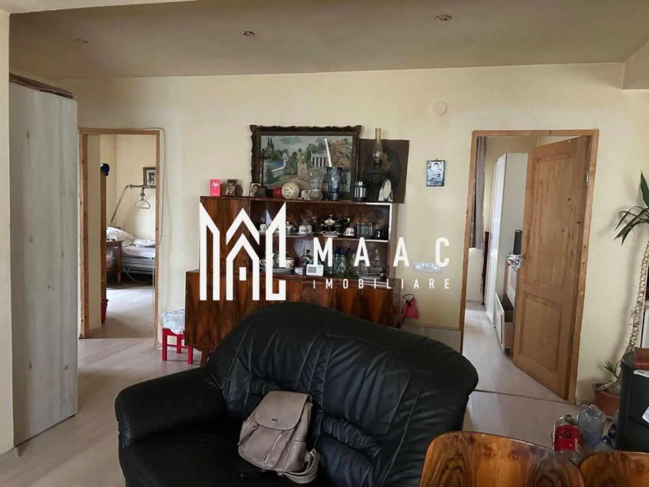 Casă 4 camere-116 mp utili | Sura Mică – Cartier Modern - MAAC Imobiliare vă propune spre vânzare, o casă modernă situată într-un cartier nou în plină dezvoltare din Sura Mică. Construită în 2017, locuința este luminoasă și bine împărțită, aflată într-o zonă liniștită, ideală pentru familii care caută confort, siguranță. Construită pe un singur nivel, casa oferă posibilitatea de mansardare, oferind oportunitatea de extindere ulterioară a spațiului. Locuinta cuprinde: 3 dormitoare, living & bucătărie open space (cca 44mp), 2 bai, terasă orientată sud-vest. In apropiere -scoală, grădiniță, sală de sport, teren de fotbal, centre comerciale, etc Cartier liniștit cu infrastructură modernă. Se vinde parțial mobilată/utilata. Apropiere de zonele industriale. Zona Industrială Vest Sibiu — foarte aproape Zona Industrială Ocna Sibiului — acces rapid Zona Industrială Sura Mică — în imediata apropiere Pentru mai multe detalii precizati telefonic ca ati vazut anuntul cu ID:CP2816491 }}