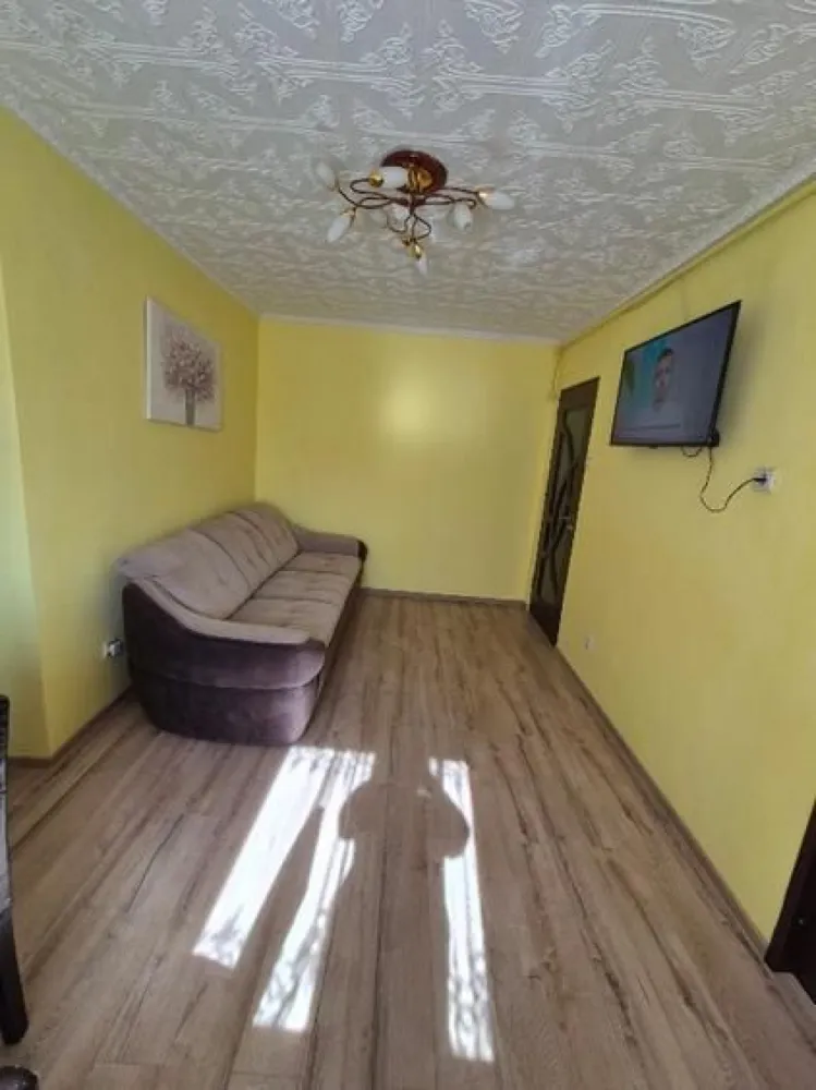 BRASADAS vinde ap 2 cam mobilat, utilat, imediat ocupabil. - Agenția imobiliara BRASADAS vinde apartament cu 2 camere mobilat, canapele noi, parchet nou, usi interioare noi, gresie/faianta in baie si bucatarie, geamuri termopan de foarte buna calitate, usa metalica. 
Apartamentul se vinde mobilat + masina de spalat, aragaz, cuptor cu microunde
Www.brasadas.com.