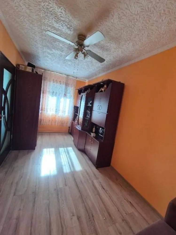 BRASADAS vinde ap 2 cam mobilat, utilat, imediat ocupabil. - Agenția imobiliara BRASADAS vinde apartament cu 2 camere mobilat, canapele noi, parchet nou, usi interioare noi, gresie/faianta in baie si bucatarie, geamuri termopan de foarte buna calitate, usa metalica. 
Apartamentul se vinde mobilat + masina de spalat, aragaz, cuptor cu microunde
Www.brasadas.com.