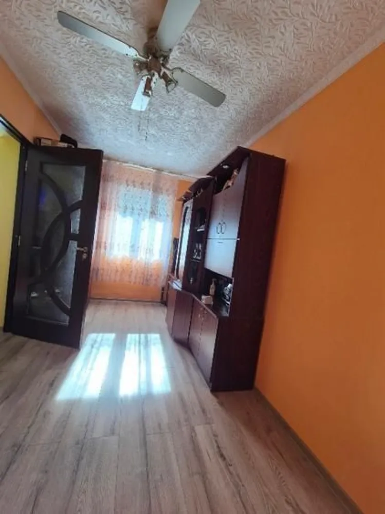 BRASADAS vinde ap 2 cam mobilat, utilat, imediat ocupabil. - Agenția imobiliara BRASADAS vinde apartament cu 2 camere mobilat, canapele noi, parchet nou, usi interioare noi, gresie/faianta in baie si bucatarie, geamuri termopan de foarte buna calitate, usa metalica. 
Apartamentul se vinde mobilat + masina de spalat, aragaz, cuptor cu microunde
Www.brasadas.com.