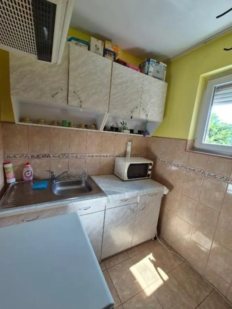 BRASADAS vinde ap 2 cam mobilat, utilat, imediat ocupabil. - Agenția imobiliara BRASADAS vinde apartament cu 2 camere mobilat, canapele noi, parchet nou, usi interioare noi, gresie/faianta in baie si bucatarie, geamuri termopan de foarte buna calitate, usa metalica. 
Apartamentul se vinde mobilat + masina de spalat, aragaz, cuptor cu microunde
Www.brasadas.com.