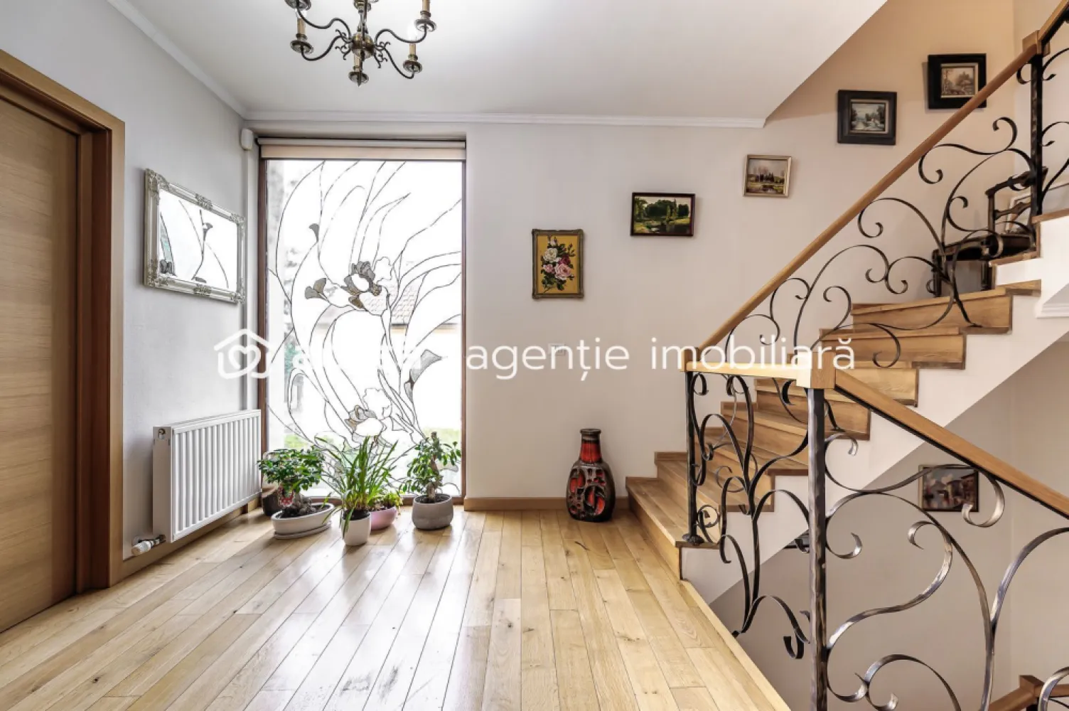 Vilă exclusivistă pe malul Mureșului – design modern si teren generos - Vila pe malul Mureșului este o proprietate spectaculoasă, situată într-o locație deosebită, este locul perfect pentru cei care își doresc lux, confort și liniște, într-un cadru natural unic. Construită într-un stil modern și minimalist, vila a fost proiectată ergonomic pentru a maximiza funcționalitatea și confortul zilnic. Interior: Living generos, cu lumină naturală abundentă Bucătărie modernă, complet mobilată și utilată 3 Dormitoare spațioase, gândite pentru relaxare și intimitate 3 Băi elegante, finisate cu materiale de calitate Exterior și facilități: Teren generos, perfect pentru recreere sau sport Terasă mare, ideală pentru relaxare și evenimente private Acces direct la natură și la activități în aer liber Locație retrasă, liniștită, cu intimitate maximă Avantaje cheie: Locație exclusivistă, proprietăți de acest tip apar extrem de rar pe piață Arhitectură modernă, integrare perfectă în peisaj Spații largi, luminoase și ergonomice Preț: 979.000 € Comision 0% pentru cumpărător Pentru detalii și vizionare: Sebastian Nica – 0722 252 639 Nu dispui de toată suma? Te ajutăm noi gratuit! Îți obținem oferte de la 16 bănci. Ai o proprietate de vânzare în Arad și vrei să știi cât valorează cu adevărat? Sună-mă pentru o evaluare gratuită, fără obligații. Birou: ACASĂ | Agenție imobiliară Arad Bulevardul Decebal 2, Arad 310133 Cod proprietate: CCP2701277 }}