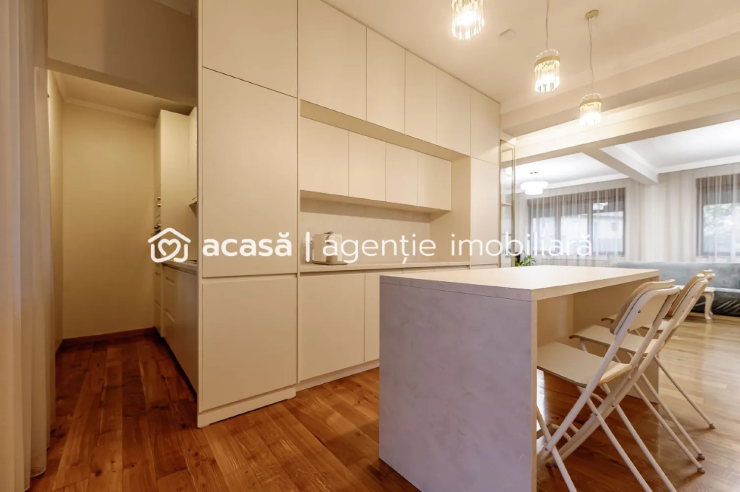 Vilă exclusivistă pe malul Mureșului – design modern si teren generos - Vila pe malul Mureșului este o proprietate spectaculoasă, situată într-o locație deosebită, este locul perfect pentru cei care își doresc lux, confort și liniște, într-un cadru natural unic. Construită într-un stil modern și minimalist, vila a fost proiectată ergonomic pentru a maximiza funcționalitatea și confortul zilnic. Interior: Living generos, cu lumină naturală abundentă Bucătărie modernă, complet mobilată și utilată 3 Dormitoare spațioase, gândite pentru relaxare și intimitate 3 Băi elegante, finisate cu materiale de calitate Exterior și facilități: Teren generos, perfect pentru recreere sau sport Terasă mare, ideală pentru relaxare și evenimente private Acces direct la natură și la activități în aer liber Locație retrasă, liniștită, cu intimitate maximă Avantaje cheie: Locație exclusivistă, proprietăți de acest tip apar extrem de rar pe piață Arhitectură modernă, integrare perfectă în peisaj Spații largi, luminoase și ergonomice Preț: 979.000 € Comision 0% pentru cumpărător Pentru detalii și vizionare: Sebastian Nica – 0722 252 639 Nu dispui de toată suma? Te ajutăm noi gratuit! Îți obținem oferte de la 16 bănci. Ai o proprietate de vânzare în Arad și vrei să știi cât valorează cu adevărat? Sună-mă pentru o evaluare gratuită, fără obligații. Birou: ACASĂ | Agenție imobiliară Arad Bulevardul Decebal 2, Arad 310133 Cod proprietate: CCP2701277 }}