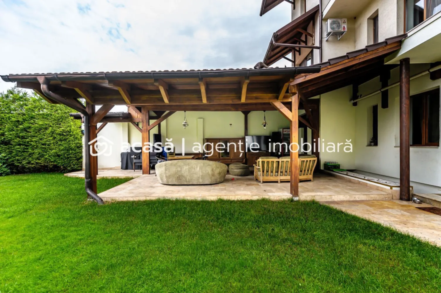 Vilă exclusivistă pe malul Mureșului – design modern si teren generos