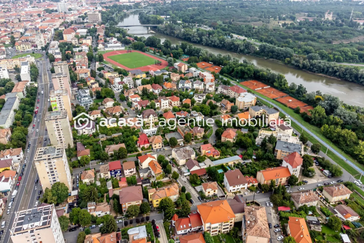 Vilă exclusivistă pe malul Mureșului – design modern si teren generos