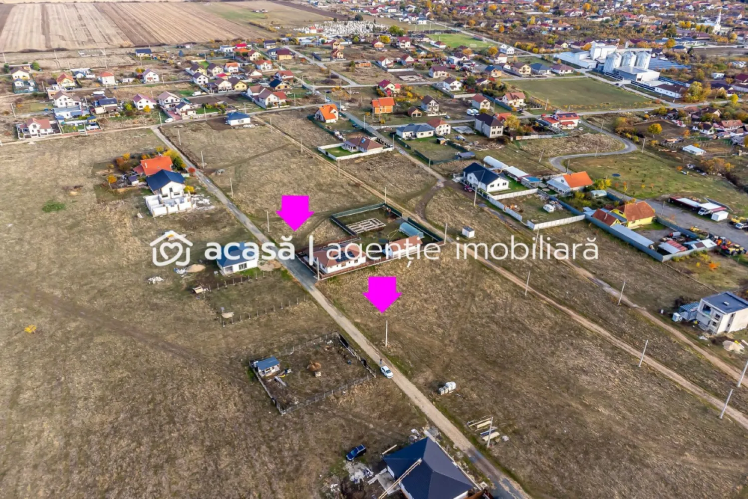 OFERTA DE PRIMAVARA - 65.000 € | 5 parcele | cartier nou în Mândruloc - OFERTA DE PRIMAVARA - 65.000 € pentru toate cele 5 parcele! Vă oferim spre vânzare 5 parcele de 500 mp, situate în Mândruloc, într-un nou cartier rezidențial aflat în plină dezvoltare, la doar 12 km de centrul Aradului. Parcelele sunt alaturate și pot fi achizitionate și impreuna ceea ce le face perfecte pentru construcția de duplexuri sau case înșiruite. Preț: 15.000 € | Comision 0% pentru cumpărător Contact: Sebastian Nica – 0722 252 639 Caracteristici principale: Suprafață parcela: 500 mp Front stradal: 20 m Utilitățile disponibile: apă, gaz, curent Acces facil – drum pietruit, aproape de drumul principal Zonă nouă, liniștită, cu multiple construcții moderne în apropiere Ideal pentru: - construcția unei case moderne - dezvoltatori care doresc să construiască un duplex sau case înșiruite Investiție sigură într-o zonă aflată în continuă expansiune, cu potențial ridicat de apreciere. O oportunitate excelentă pentru cei care își doresc un teren într-o zonă curată, nouă și bine conectată la oraș! Pentru detalii și vizionare: Sebastian Nica – 0722 252 639 Nu dispui de toată suma? Te ajutăm noi gratuit! Îți obținem oferte de la 16 bănci. Ai o proprietate de vânzare în Arad și vrei să știi cât valorează cu adevărat? Sună-mă pentru o evaluare gratuită, fără obligații. Birou: ACASĂ | Agenție imobiliară Arad Bulevardul Decebal 2, Arad 310133 Cod proprietate: CP2781355 }}