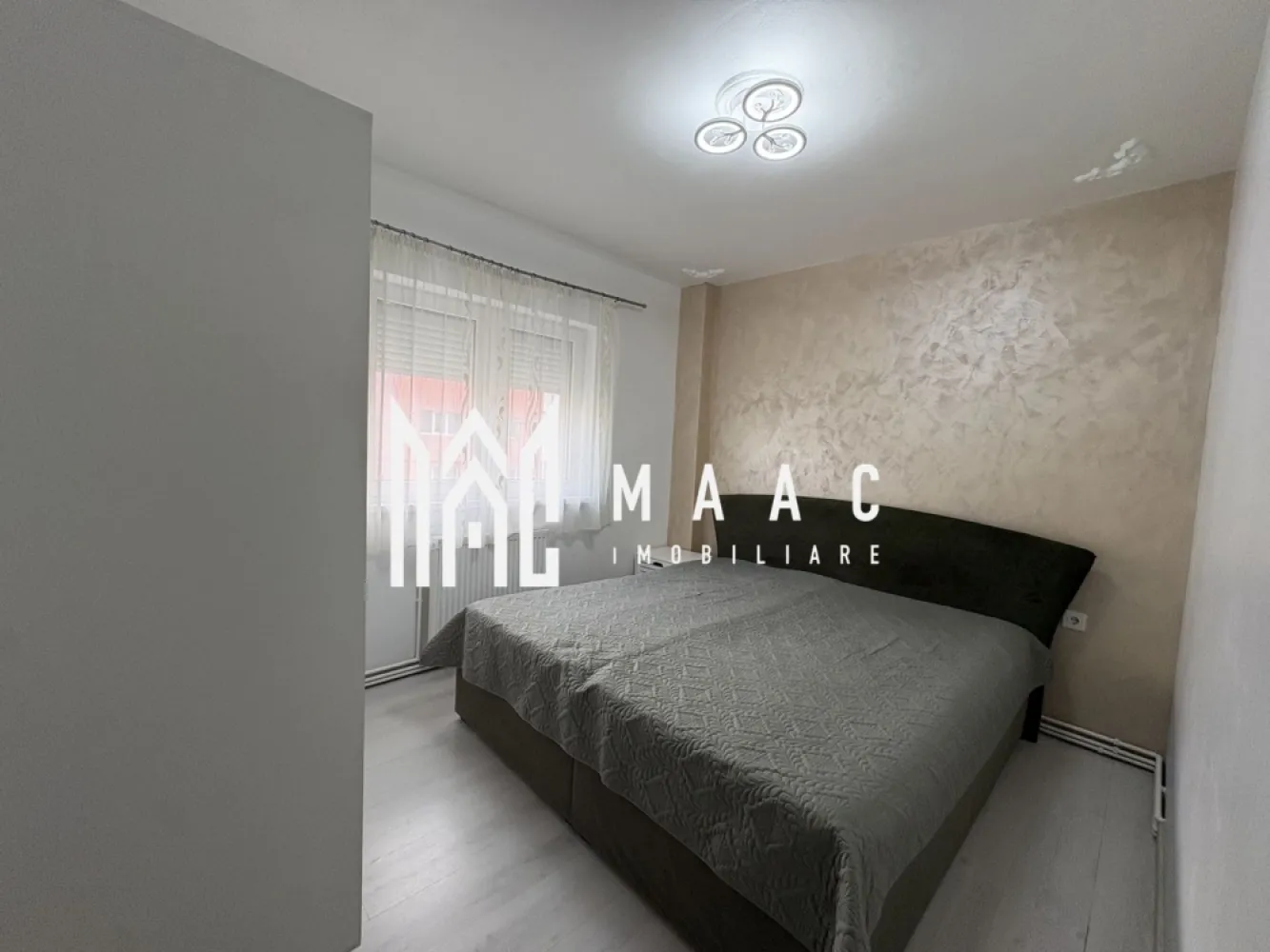 Apartament 2 camere | 50 MPU | Lift | Mihai Viteazu - MAAC Imobiliare vă propune spre închiriere un apartament cochet cu 2 camere decomandate, situat într-o zonă centrală excelentă, vis-a-vis de biserica de pe Mihai Viteazu. Locuința este amplasată la etaj intermediar 2 din 8, într-un imobil prevăzut cu lift, și dispune de o suprafață utilă de 50 mp, fiind ideală pentru un cuplu sau o persoană care își dorește confort și acces facil către toate punctele de interes ale orașului. Apartamentul este complet mobilat și utilat, se remarcă printr-o atmosferă luminoasă, primitoare și bine organizată, având o compartimentare practică și eficientă: Living spațios Un dormitor confortabil Bucătărie separată Baie Printre dotările care completează confortul proprietății se numără: Aer condiționat Centrală termică nouă Mobilier și electrocasnice complete Bloc cu lift Etaj intermediar Poziționarea centrală oferă acces rapid către magazine, mijloace de transport, farmacii, restaurante, școli și alte puncte de interes. Pentru mai multe detalii sau programarea unei vizionări, nu ezitați să ne contactați specificand ID: CP2986857 }}