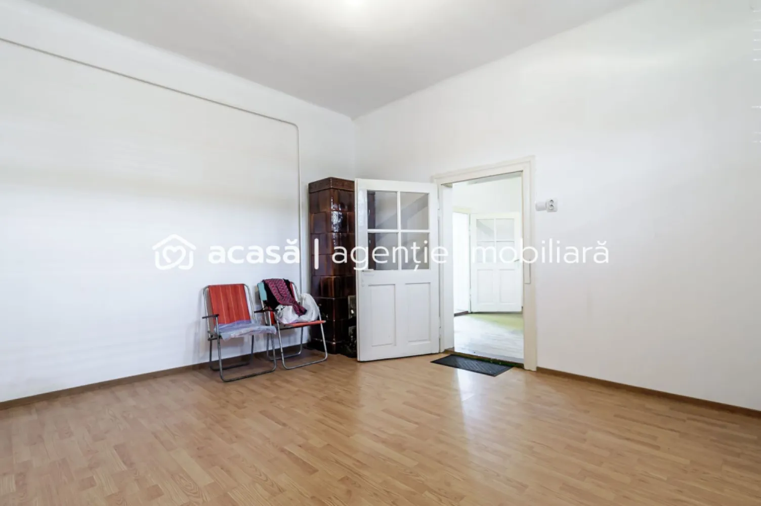 Două case pe Calea Radnei comision 0 - Oportunitate unică de achiziție! Casa la roșu cu un proiect minunat, cu o suprafata construita de 475 mp si 14 camere, amplasata pe un teren generos de 1.100 mp cu 2 fronturi stradale mari - 24 m pe Calea Radnei si 35 m pe strada Lipovei. Proprietatea include si o a doua casă la stradă, cu 3 camere, baie, pivnita, având o suprafață construita de 110 mp. Preț de listare 287.000 euro ceea ce poziționează prețul pe mp construit sub 500 - și este negociabil! Acesta este momentul perfect pentru a transforma această proprietate într-un camin de vis! Contactează-mă pentru mai multe detalii la 0724 694 458 -Dorel Veres consultantimobiliarAcasăArad- și nu rata șansa de a investi intr-un viitor stralucit! }}