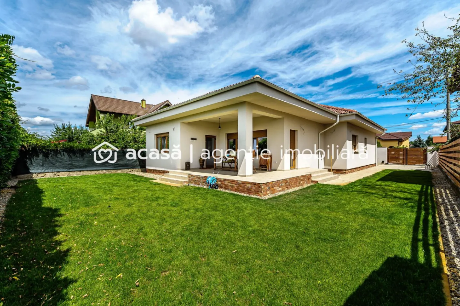 Vilă nouă superbă tip mediteranean, zona Tabacovici - Cauți oportunitatea de a locui într- o vilă nouă din zona exclusivistă și dezirabilă a orașului, *Tabacovici Aradul Nou*? Atunci am plăcerea de a vă oferi spre achiziție o bijuterie: vilă de tip mediteranean la sol, finalizată la cheie, mobilată și utilată. Ca și unicitate a vilei avem înălțimea camerelor de 3 metri, precum și dimensiuni generoase a fiecărei camere în parte, atât dressingul cât și camera tehnică având peste 10 respectiv 8 mp utili. Proprietatea se află pe un teren de 510 mp, iar construcția se desfășoară pe 200,17 mp, oferindu-vă suficient spațiu locuibil pentru a vă bucura de confortul și intimitatea căminului dumneavoastră. Spațiul verde al proprietății este de 195,45mp, iar cel al aleilor pavate de 97,42mp. Imobilul este construit la cele mai înalte standarde de calitate și lux, cu atenție la fiecare detaliu și finisaj. Aventura prin care această proprietate să devină ”acasă” începe cu un telefon. Sună-mă la 0724694458 pentru detalii și vizionare. Sunt Dorel Vereș, consultant imobiliar Acasă Arad.Nu dispui de toată suma? Te ajutăm noi gratuit! Îți obținem oferte de la 16 bănci. Ai o proprietate de vânzare în Arad și vrei să știi cât valorează cu adevărat? Sună-mă pentru o evaluare gratuită, fără obligații. Birou: ACASĂ | Agenție imobiliară Arad Bulevardul Decebal 2, Arad 310133 }}