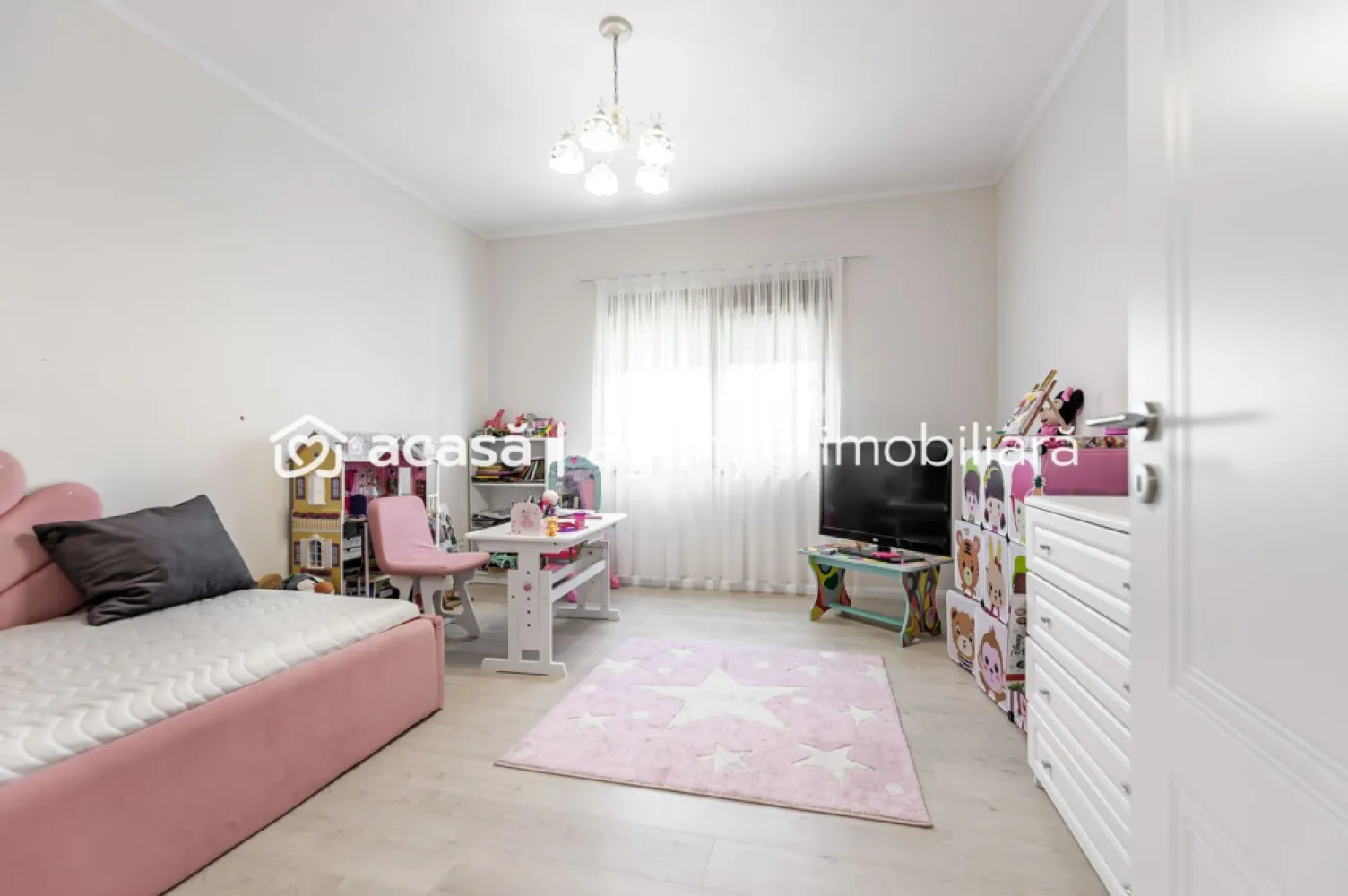 Vilă nouă superbă tip mediteranean, zona Tabacovici - Cauți oportunitatea de a locui într- o vilă nouă din zona exclusivistă și dezirabilă a orașului, *Tabacovici Aradul Nou*? Atunci am plăcerea de a vă oferi spre achiziție o bijuterie: vilă de tip mediteranean la sol, finalizată la cheie, mobilată și utilată. Ca și unicitate a vilei avem înălțimea camerelor de 3 metri, precum și dimensiuni generoase a fiecărei camere în parte, atât dressingul cât și camera tehnică având peste 10 respectiv 8 mp utili. Proprietatea se află pe un teren de 510 mp, iar construcția se desfășoară pe 200,17 mp, oferindu-vă suficient spațiu locuibil pentru a vă bucura de confortul și intimitatea căminului dumneavoastră. Spațiul verde al proprietății este de 195,45mp, iar cel al aleilor pavate de 97,42mp. Imobilul este construit la cele mai înalte standarde de calitate și lux, cu atenție la fiecare detaliu și finisaj. Aventura prin care această proprietate să devină ”acasă” începe cu un telefon. Sună-mă la 0724694458 pentru detalii și vizionare. Sunt Dorel Vereș, consultant imobiliar Acasă Arad.Nu dispui de toată suma? Te ajutăm noi gratuit! Îți obținem oferte de la 16 bănci. Ai o proprietate de vânzare în Arad și vrei să știi cât valorează cu adevărat? Sună-mă pentru o evaluare gratuită, fără obligații. Birou: ACASĂ | Agenție imobiliară Arad Bulevardul Decebal 2, Arad 310133 }}