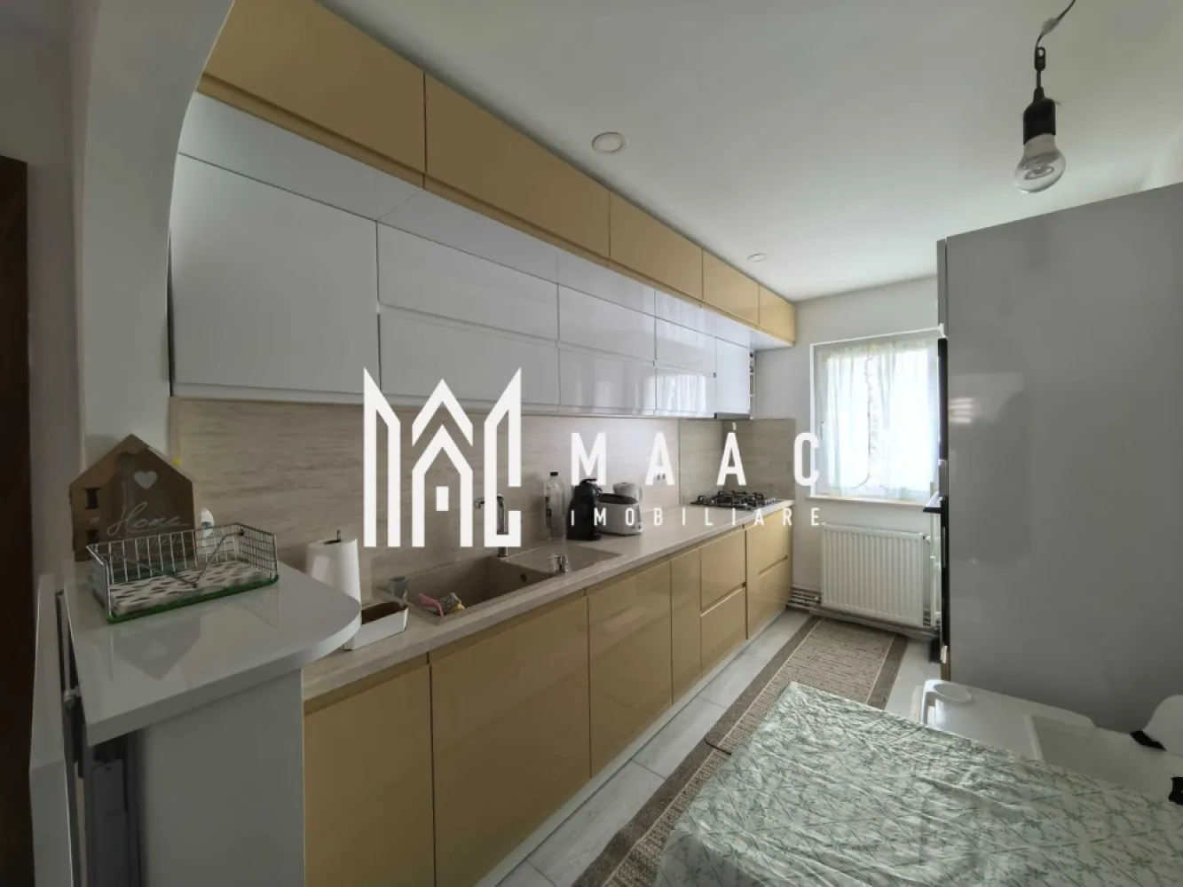 Apartament 4 Camere | 105MPU | Renovat | Valea Aurie - MAAC Imobiliare vă propune spre vânzare un apartament cu 4 camere, decomandat, situat într-o zonă foarte bine cotată din Sibiu, aproape de parcuri și facilități. Apartamentul are o suprafață utilă de 105 mp, este recent renovat și se remarcă printr-o compartimentare practică și spații generoase, fiind potrivit pentru o familie. Compartimentare Living luminos 3 dormitoare Bucătărie separată Hol Baie 2 balcoane (unul închis, unul deschis) Dotări și îmbunătățiri Instalații sanitare, electrice și de gaz schimbate Finisaje în stare foarte bună Acoperiș izolat Apartament bine întreținut Alte beneficii Pivniță pentru depozitare Zonă cu acces rapid către parcuri, magazine, școli și transport public Aproape de Parcul Sub Arini și Pădurea Dumbrava Apartamentul este o alegere potrivită pentru locuit, datorită spațiului și poziției. Pentru mai multe detalii și programarea unei vizionări, vă rugăm să ne contactați menționând ID: CP2995739 }}