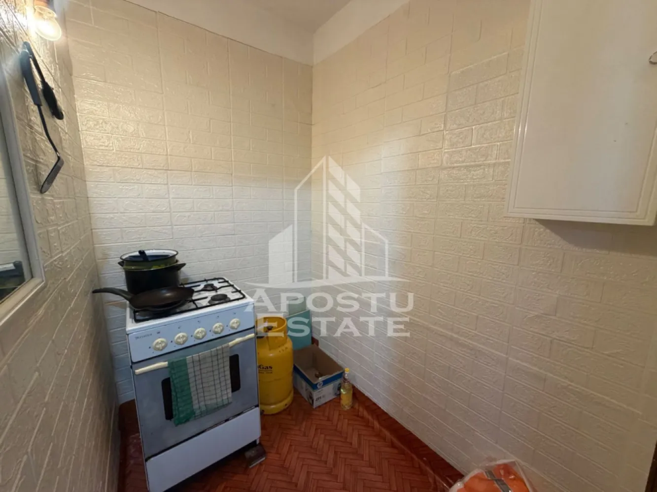 Garsonieră de vânzare , Zona UMT,Timișoara - Agentie imobiliara, Apostu Estate, va propune spre vanzare o garsoniera situata la etajul 3 al unui bloc format din 4 etaje cu hidroizolatie refacuta recent , aflat în zona UMT din Timisoara 
 
 Actualul proprietar a adus mici îmbunatatiri de a lungul timpului în garsoniera . 
 
 Garsoniera are o suprafata utilă de 18 mp ,compartimentata astfel : 
 - 1 camera 
 - 1 chicineta deschisă cu bucataria 
 - 1 încăpere separată unde se poate face baia 
 
 Confortul termic este realizat prin termoficarea orașului colterm .
 
 Garsoniera se preda complet mobilata si utilata , conform pozelor 
 
 Amplasarea imobilului oferă acces facil către punctele cu interes major din zona precum mijloacele de transport in comun , magazine sau unitati de învatamant .
 
 Oferim consultanta gratuita cu privire la obtinerea creditelor bancare pentru achizitii imobiliare . 
 
 Nu ezitati sa ne contactati pentru stabilirea unei vizionari sau alte detalii suplimentare .
 
 ID intern : CP3216016