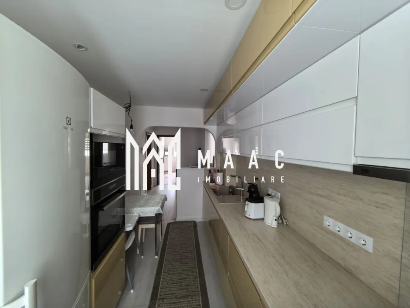Apartament 4 Camere | 105MPU | Renovat | Valea Aurie - MAAC Imobiliare vă propune spre vânzare un apartament cu 4 camere, decomandat, situat într-o zonă foarte bine cotată din Sibiu, aproape de parcuri și facilități. Apartamentul are o suprafață utilă de 105 mp, este recent renovat și se remarcă printr-o compartimentare practică și spații generoase, fiind potrivit pentru o familie. Compartimentare Living luminos 3 dormitoare Bucătărie separată Hol Baie 2 balcoane (unul închis, unul deschis) Dotări și îmbunătățiri Instalații sanitare, electrice și de gaz schimbate Finisaje în stare foarte bună Acoperiș izolat Apartament bine întreținut Alte beneficii Pivniță pentru depozitare Zonă cu acces rapid către parcuri, magazine, școli și transport public Aproape de Parcul Sub Arini și Pădurea Dumbrava Apartamentul este o alegere potrivită pentru locuit, datorită spațiului și poziției. Pentru mai multe detalii și programarea unei vizionări, vă rugăm să ne contactați menționând ID: CP2995739 }}