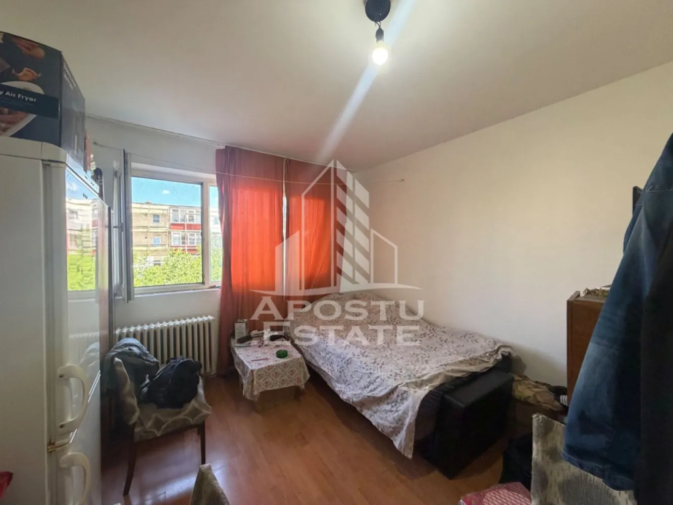 Garsonieră de vânzare , Zona UMT,Timișoara - Agentie imobiliara, Apostu Estate, va propune spre vanzare o garsoniera situata la etajul 3 al unui bloc format din 4 etaje cu hidroizolatie refacuta recent , aflat în zona UMT din Timisoara 
 
 Actualul proprietar a adus mici îmbunatatiri de a lungul timpului în garsoniera . 
 
 Garsoniera are o suprafata utilă de 18 mp ,compartimentata astfel : 
 - 1 camera 
 - 1 chicineta deschisă cu bucataria 
 - 1 încăpere separată unde se poate face baia 
 
 Confortul termic este realizat prin termoficarea orașului colterm .
 
 Garsoniera se preda complet mobilata si utilata , conform pozelor 
 
 Amplasarea imobilului oferă acces facil către punctele cu interes major din zona precum mijloacele de transport in comun , magazine sau unitati de învatamant .
 
 Oferim consultanta gratuita cu privire la obtinerea creditelor bancare pentru achizitii imobiliare . 
 
 Nu ezitati sa ne contactati pentru stabilirea unei vizionari sau alte detalii suplimentare .
 
 ID intern : CP3216016