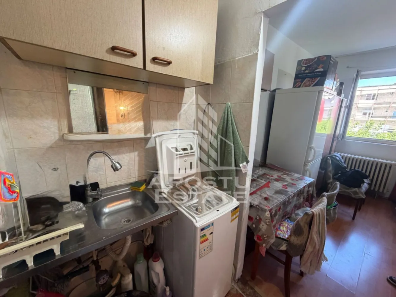 Garsonieră de vânzare , Zona UMT,Timișoara - Agentie imobiliara, Apostu Estate, va propune spre vanzare o garsoniera situata la etajul 3 al unui bloc format din 4 etaje cu hidroizolatie refacuta recent , aflat în zona UMT din Timisoara 
 
 Actualul proprietar a adus mici îmbunatatiri de a lungul timpului în garsoniera . 
 
 Garsoniera are o suprafata utilă de 18 mp ,compartimentata astfel : 
 - 1 camera 
 - 1 chicineta deschisă cu bucataria 
 - 1 încăpere separată unde se poate face baia 
 
 Confortul termic este realizat prin termoficarea orașului colterm .
 
 Garsoniera se preda complet mobilata si utilata , conform pozelor 
 
 Amplasarea imobilului oferă acces facil către punctele cu interes major din zona precum mijloacele de transport in comun , magazine sau unitati de învatamant .
 
 Oferim consultanta gratuita cu privire la obtinerea creditelor bancare pentru achizitii imobiliare . 
 
 Nu ezitati sa ne contactati pentru stabilirea unei vizionari sau alte detalii suplimentare .
 
 ID intern : CP3216016