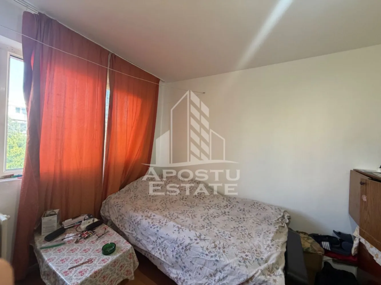 Garsonieră de vânzare , Zona UMT,Timișoara - Agentie imobiliara, Apostu Estate, va propune spre vanzare o garsoniera situata la etajul 3 al unui bloc format din 4 etaje cu hidroizolatie refacuta recent , aflat în zona UMT din Timisoara 
 
 Actualul proprietar a adus mici îmbunatatiri de a lungul timpului în garsoniera . 
 
 Garsoniera are o suprafata utilă de 18 mp ,compartimentata astfel : 
 - 1 camera 
 - 1 chicineta deschisă cu bucataria 
 - 1 încăpere separată unde se poate face baia 
 
 Confortul termic este realizat prin termoficarea orașului colterm .
 
 Garsoniera se preda complet mobilata si utilata , conform pozelor 
 
 Amplasarea imobilului oferă acces facil către punctele cu interes major din zona precum mijloacele de transport in comun , magazine sau unitati de învatamant .
 
 Oferim consultanta gratuita cu privire la obtinerea creditelor bancare pentru achizitii imobiliare . 
 
 Nu ezitati sa ne contactati pentru stabilirea unei vizionari sau alte detalii suplimentare .
 
 ID intern : CP3216016