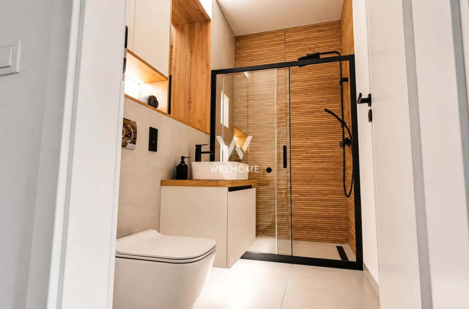 Vând apartament 2 cam. semidecomandat - 56 mp, Selimbar, Sibiu - Spre vânzare un apartament cu 2 camere, decomandat, situat în Selimbar, str.Triajului, într-o zonă rezidențială modernă, aflată în continuă dezvoltare.

Apartamentul este amplasat la parterul (parter înalt) al unui imobil cu 3 etaje și dispune de o suprafață utilă de 56 mp, la care se adaugă balconul de 5 mp. Inclus in preț un loc de parcare cu drept de folosință exclusivă. si o boxa de depozitare.

Compartimentare:
• Hol de acces
• Living luminos
• Dormitor
• Bucătărie separată
• Baie cu dus
• Balcon

Avantaje:
• Apartament semidecomandat
• Complet mobilat și utilat
• Încălzire în pardoseală
• Bucătărie separată
• Baie cu geam
• Finisaje moderne
• Spații bine compartimentate și luminoase
• 1 loc de parcare inclus
• Liber de sarcini
• Intabulat
• Ideal pentru locuit sau investiție

Complex rezidențial nou cu familii tinere. In apropiere de școală, grădiniță, punct medical.