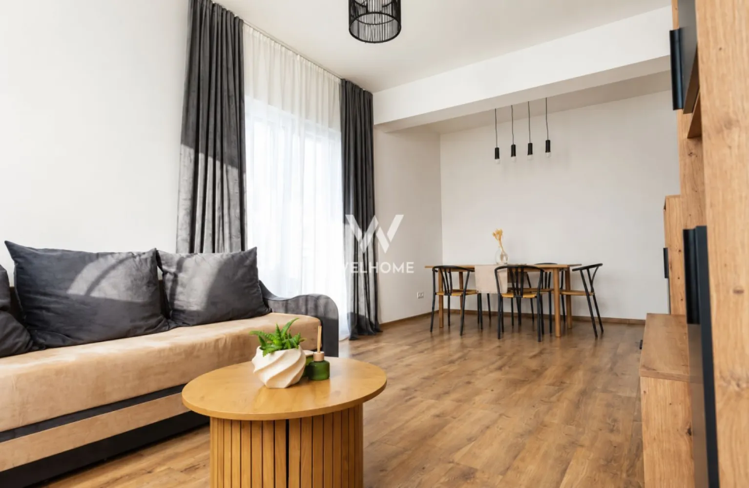 Vând apartament 2 cam. semidecomandat - 56 mp, Selimbar, Sibiu - Spre vânzare un apartament cu 2 camere, decomandat, situat în Selimbar, str.Triajului, într-o zonă rezidențială modernă, aflată în continuă dezvoltare.

Apartamentul este amplasat la parterul (parter înalt) al unui imobil cu 3 etaje și dispune de o suprafață utilă de 56 mp, la care se adaugă balconul de 5 mp. Inclus in preț un loc de parcare cu drept de folosință exclusivă. si o boxa de depozitare.

Compartimentare:
• Hol de acces
• Living luminos
• Dormitor
• Bucătărie separată
• Baie cu dus
• Balcon

Avantaje:
• Apartament semidecomandat
• Complet mobilat și utilat
• Încălzire în pardoseală
• Bucătărie separată
• Baie cu geam
• Finisaje moderne
• Spații bine compartimentate și luminoase
• 1 loc de parcare inclus
• Liber de sarcini
• Intabulat
• Ideal pentru locuit sau investiție

Complex rezidențial nou cu familii tinere. In apropiere de școală, grădiniță, punct medical.