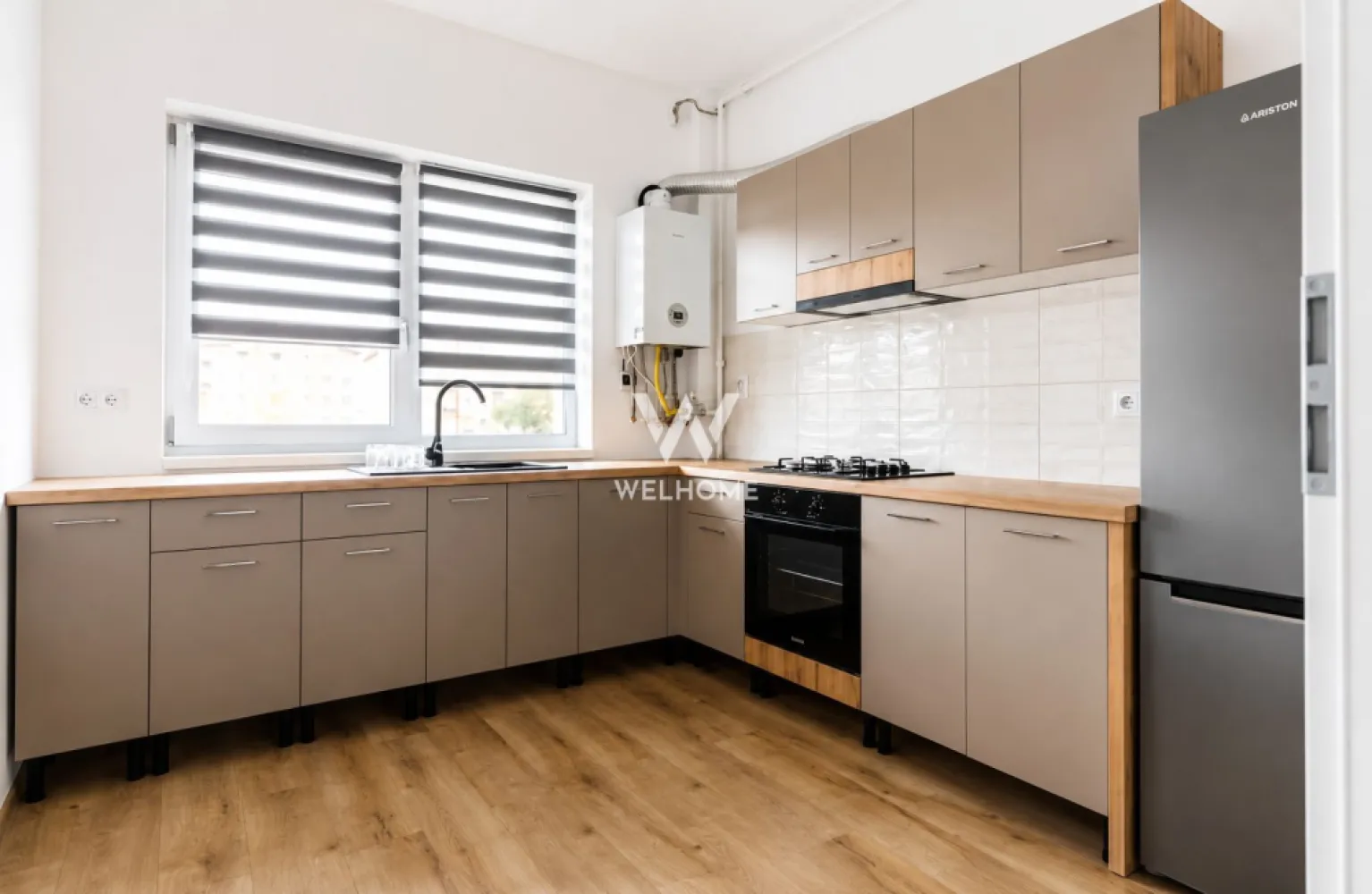 Vând apartament 2 cam. semidecomandat - 56 mp, Selimbar, Sibiu - Spre vânzare un apartament cu 2 camere, decomandat, situat în Selimbar, str.Triajului, într-o zonă rezidențială modernă, aflată în continuă dezvoltare.

Apartamentul este amplasat la parterul (parter înalt) al unui imobil cu 3 etaje și dispune de o suprafață utilă de 56 mp, la care se adaugă balconul de 5 mp. Inclus in preț un loc de parcare cu drept de folosință exclusivă. si o boxa de depozitare.

Compartimentare:
• Hol de acces
• Living luminos
• Dormitor
• Bucătărie separată
• Baie cu dus
• Balcon

Avantaje:
• Apartament semidecomandat
• Complet mobilat și utilat
• Încălzire în pardoseală
• Bucătărie separată
• Baie cu geam
• Finisaje moderne
• Spații bine compartimentate și luminoase
• 1 loc de parcare inclus
• Liber de sarcini
• Intabulat
• Ideal pentru locuit sau investiție

Complex rezidențial nou cu familii tinere. In apropiere de școală, grădiniță, punct medical.