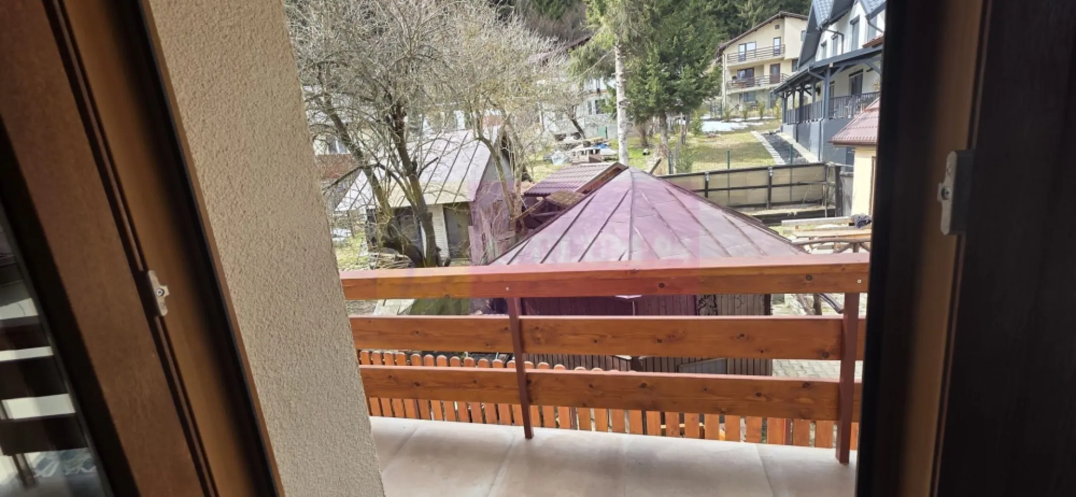 Apartament 2 camere, etaj 1, de vanzare in Busteni - Apartament 2 camere – Bușteni | Parter | Terasă proprie | Aproape de pârtia Kalinderu 
Agenția imobiliară Mervani vă propune spre vânzare un apartament modern cu 2 camere, situat la parterul unui bloc nou, într-o zonă excelentă din Bușteni, aproape de Pârtia Kalinderu și de centrul orașului.

Locația oferă acces rapid către atracțiile turistice, dar și liniște și aer curat de munte.
Detalii apartament:

Suprafață utilă: 49 mp
Situat la etaj 1
Terasă proprie
Compartimentare practică și luminoasă:

 living cu bucătărie open-space
 dormitor
 baie cu duș
 balcon

Dotări și beneficii:

 tâmplărie PVC cu geam tripan
 centrală termică proprie
 bloc izolat cu termosistem de 10 cm
 ușă de intrare metalică de calitate
 construcție solidă pe cadre de beton și cărămidă Porotherm
 loc de parcare în fața imobilului

Preț: 100.000 Euro + TVA

 Proprietatea este ideală pentru:
 locuință permanentă
 casă de vacanță
 investiție în regim turistic

Pentru mai multe detalii sau programarea unei vizionări:
Agenția Imobiliară Mervani
0729 935 536