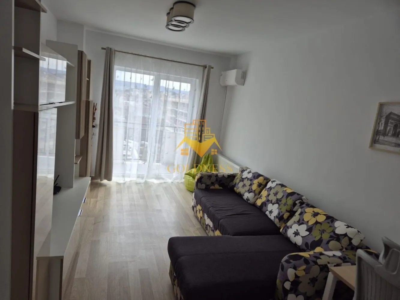 2 camere, Dâmbul Rotund, Autogara Beta, Corneliu Coposu, Parcare - GOLDNESS Imobiliare vă propune spre închiriere un apartament cu 2 camere complet mobilat și utilat, la etajul 8 într-un imobil de 10 etaje, în Cartierul Dâmbul Rotund. Dispune de loc de parcare subteran. Se află în apropierea stațiilor de transport în comun, magazine, restaurante, spații verzi, farmacii, etc. Apartamentul este compartimentat astfel: - dormitor cu pat matrimonial, dressing, noptiere - living - bucatarie complet utilată și mobilată, canapea extensibilă, loc de servit masa - baie cu cada, calorifer port prosop și dulap pentru depozitare. - balcon 6mp. Imobilul este dotat cu toate cele necesare- centrală proprie, frigider, aragaz, hotă, mașină de spălat haine, etc. Dacă sunteți interesați de acest apartament și doriți să îl vizionați, dar și pentru alte oferte nu ezitați să ne contactați telefonic sau prin e-mail. Vă stăm la dispoziție! Pentru intermediere se percepe un comision de 50% din prețul chiriei! }}