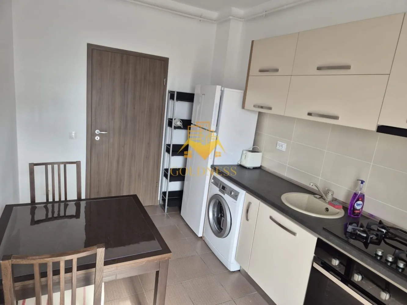 2 camere, Dâmbul Rotund, Autogara Beta, Corneliu Coposu, Parcare - GOLDNESS Imobiliare vă propune spre închiriere un apartament cu 2 camere complet mobilat și utilat, la etajul 8 într-un imobil de 10 etaje, în Cartierul Dâmbul Rotund. Dispune de loc de parcare subteran. Se află în apropierea stațiilor de transport în comun, magazine, restaurante, spații verzi, farmacii, etc. Apartamentul este compartimentat astfel: - dormitor cu pat matrimonial, dressing, noptiere - living - bucatarie complet utilată și mobilată, canapea extensibilă, loc de servit masa - baie cu cada, calorifer port prosop și dulap pentru depozitare. - balcon 6mp. Imobilul este dotat cu toate cele necesare- centrală proprie, frigider, aragaz, hotă, mașină de spălat haine, etc. Dacă sunteți interesați de acest apartament și doriți să îl vizionați, dar și pentru alte oferte nu ezitați să ne contactați telefonic sau prin e-mail. Vă stăm la dispoziție! Pentru intermediere se percepe un comision de 50% din prețul chiriei! }}