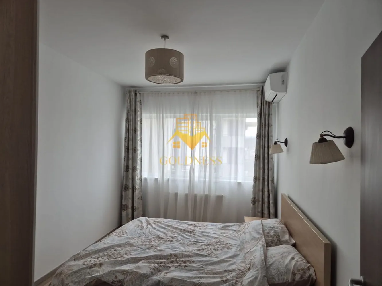 2 camere, Dâmbul Rotund, Autogara Beta, Corneliu Coposu, Parcare - GOLDNESS Imobiliare vă propune spre închiriere un apartament cu 2 camere complet mobilat și utilat, la etajul 8 într-un imobil de 10 etaje, în Cartierul Dâmbul Rotund. Dispune de loc de parcare subteran. Se află în apropierea stațiilor de transport în comun, magazine, restaurante, spații verzi, farmacii, etc. Apartamentul este compartimentat astfel: - dormitor cu pat matrimonial, dressing, noptiere - living - bucatarie complet utilată și mobilată, canapea extensibilă, loc de servit masa - baie cu cada, calorifer port prosop și dulap pentru depozitare. - balcon 6mp. Imobilul este dotat cu toate cele necesare- centrală proprie, frigider, aragaz, hotă, mașină de spălat haine, etc. Dacă sunteți interesați de acest apartament și doriți să îl vizionați, dar și pentru alte oferte nu ezitați să ne contactați telefonic sau prin e-mail. Vă stăm la dispoziție! Pentru intermediere se percepe un comision de 50% din prețul chiriei! }}
