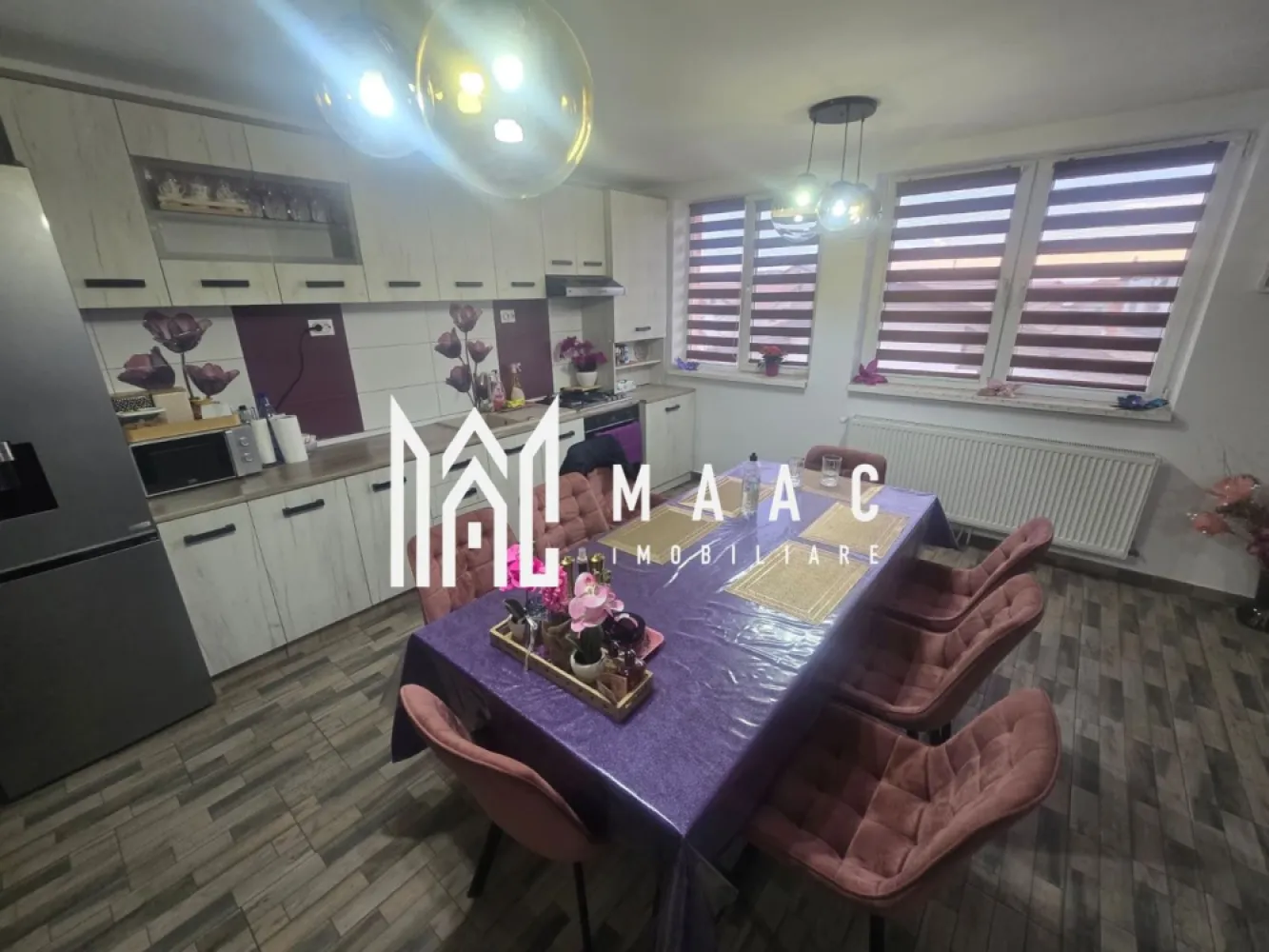 Apartament 4 camere | Decomandat | Zona Tineretului - MAAC Imobiliare va propune spre vanzare un apartament pe două niveluri, situat la casă, în zona Tineretului – strada Klagenfurt, într-un cartier liniștit, exclusiv de case, ideal pentru cei care își doresc confort și intimitate. Imobilul dispune de o suprafață utilă totală de 140 mp, fiind compartimentat eficient și oferind spații generoase și luminoase. La primul nivel (90 mp utili) regăsim: hol de acces primitor; două camere decomandate; living spațios cu bucătărie open-space; cămară pentru depozitare; baie dotată cu cadă, mașină de spălat și uscător; balcon. Etajul este compus din: două dormitoare decomandate; baie cu geam pentru aerisire naturală. Apartamentul dispune de izolatie exterioara , loc de parcare ,cota de teren aferent apartamentului si jaluzele exterioare la geamuri. Unul dintre dormitoarele de la etaj se află la stadiul de „alb”, oferind viitorului proprietar posibilitatea de a-l amenaja după propriul gust. Apartamentul este pregătit pentru mutare imediată (ready to move) și se vinde complet mobilat și utilat, beneficiind de dotări precum: aer condiționat, mașină de spălat vase, frigider, congelator, hotă și Smart TV. Proprietatea reprezintă o alegere excelentă pentru familii sau pentru cei care caută un spațiu generos, într-o zonă liniștită, dar bine conectată la oraș. Pentru mai multe detalii specificati ID:CP2994792 . }}